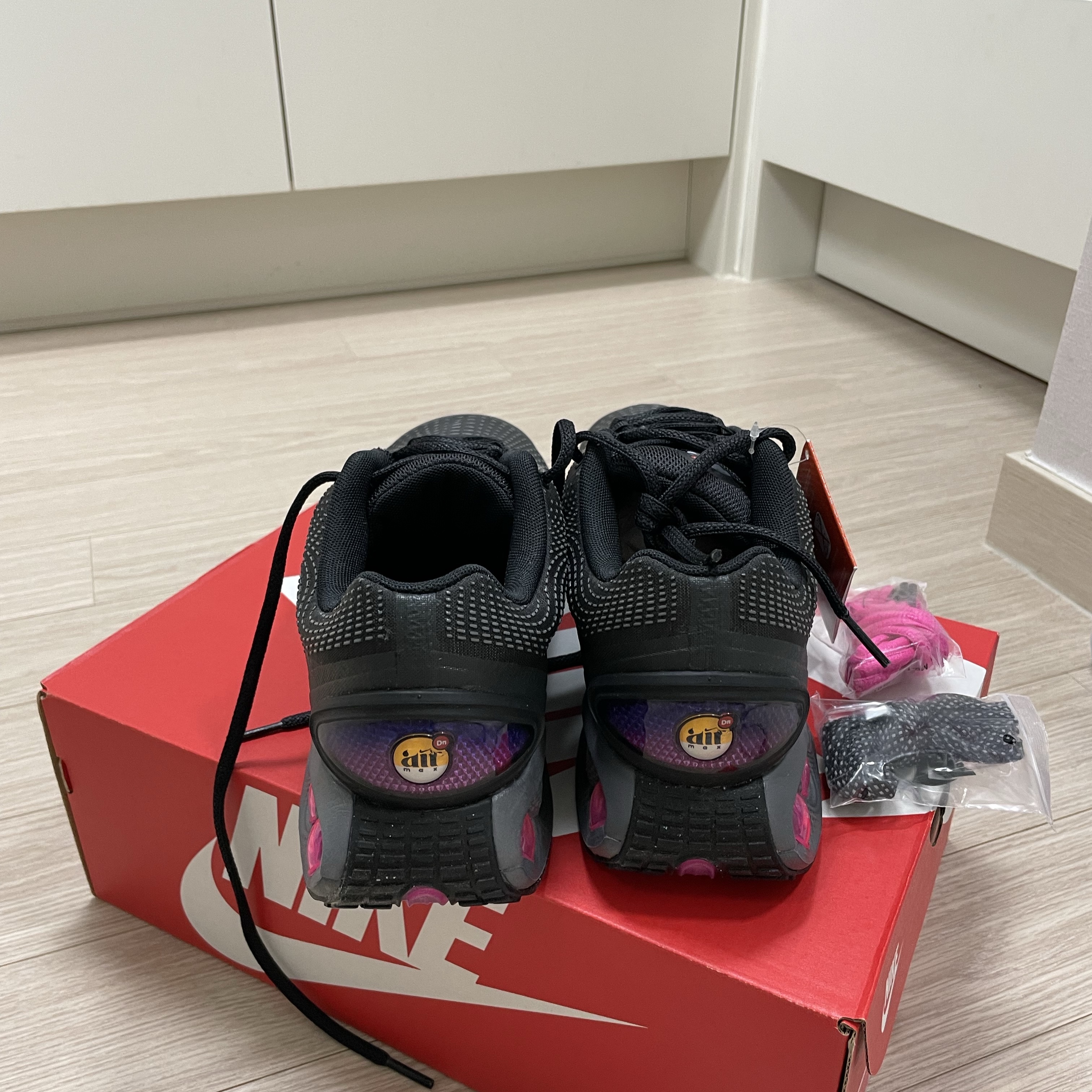 Nike Air Max Dn Black Light Crimson 착용 스타일 - 3
