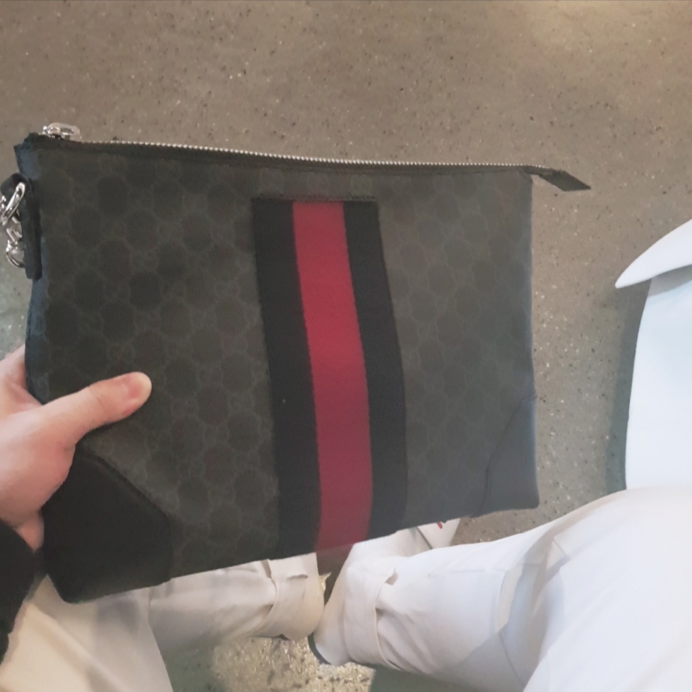 Gucci GG Supreme Web Pouch Black Grey 착용 스타일