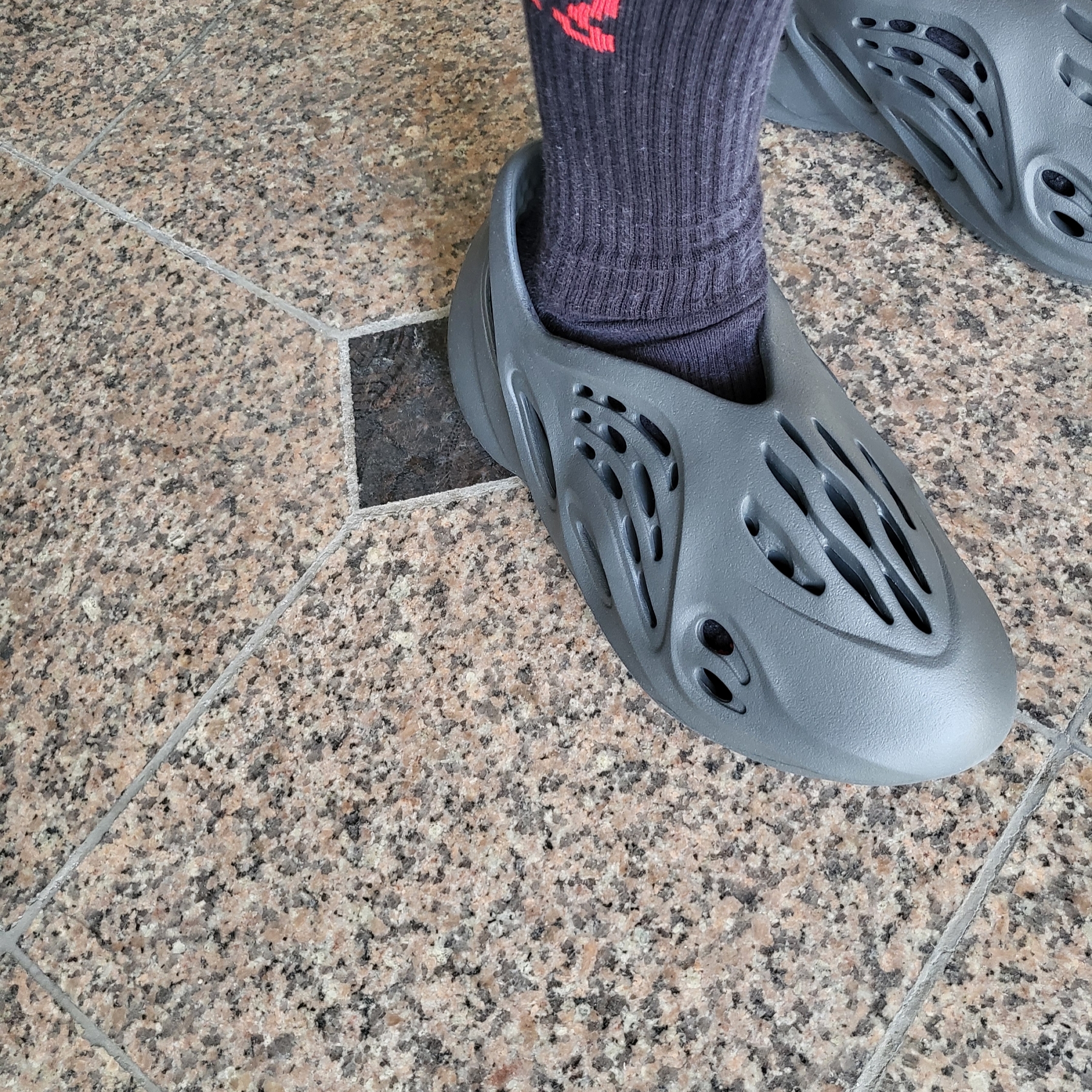 Adidas Yeezy Foam RNNR Carbon 착용 스타일