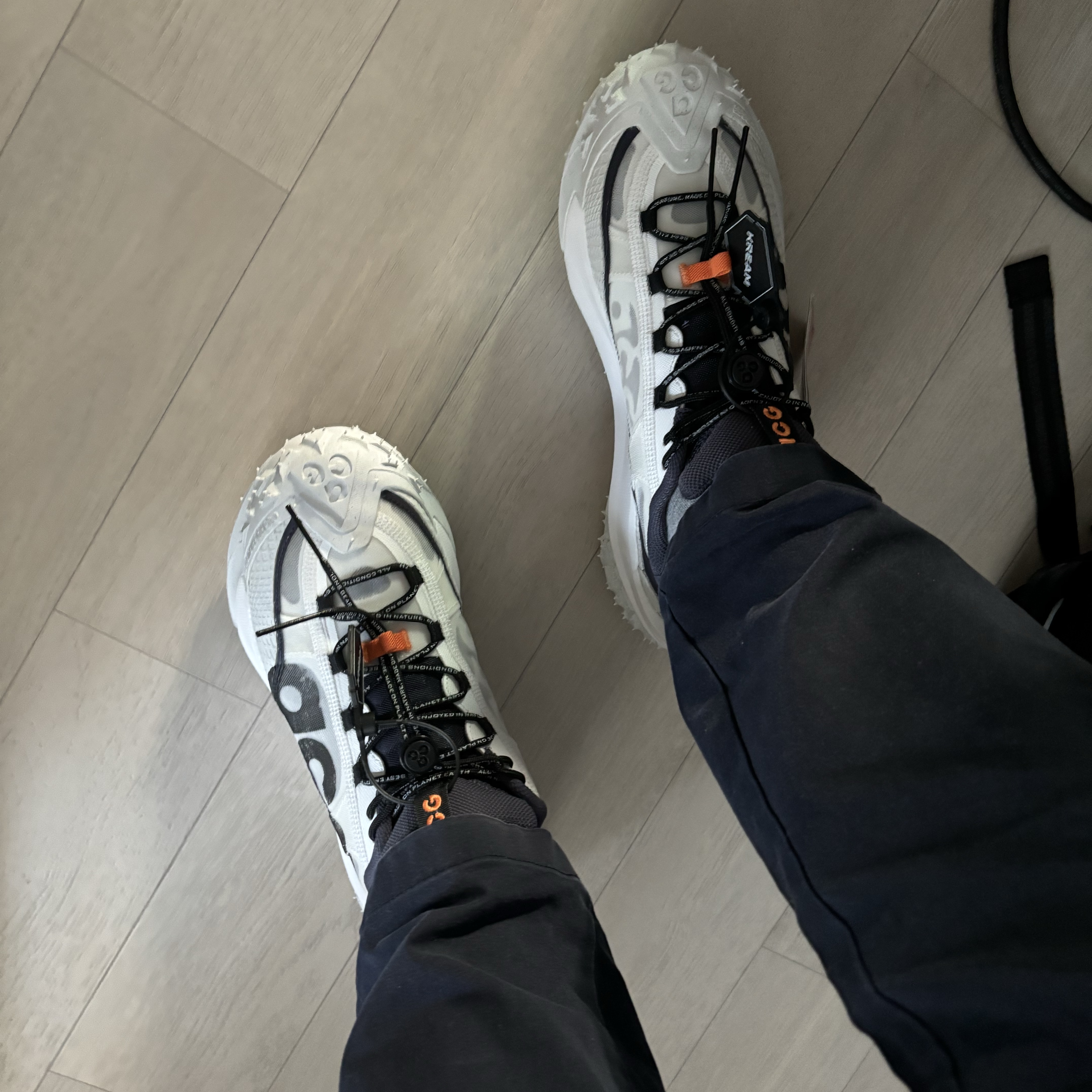 Nike ACG Mountain Fly 2 Low Summit White and Bright Mandarin 착용 스타일