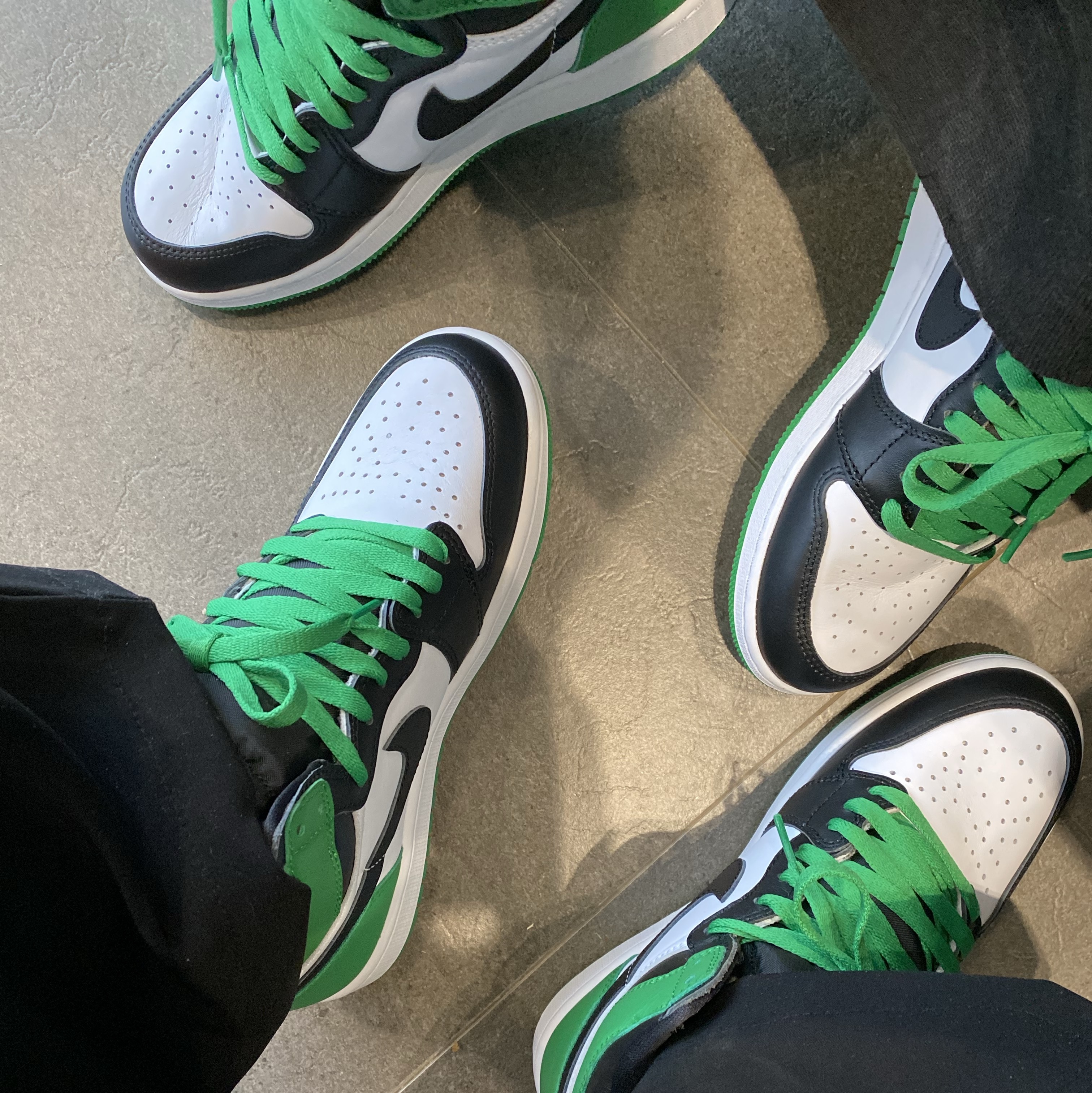 Jordan 1 Retro High OG Black and Lucky Green 착용 스타일