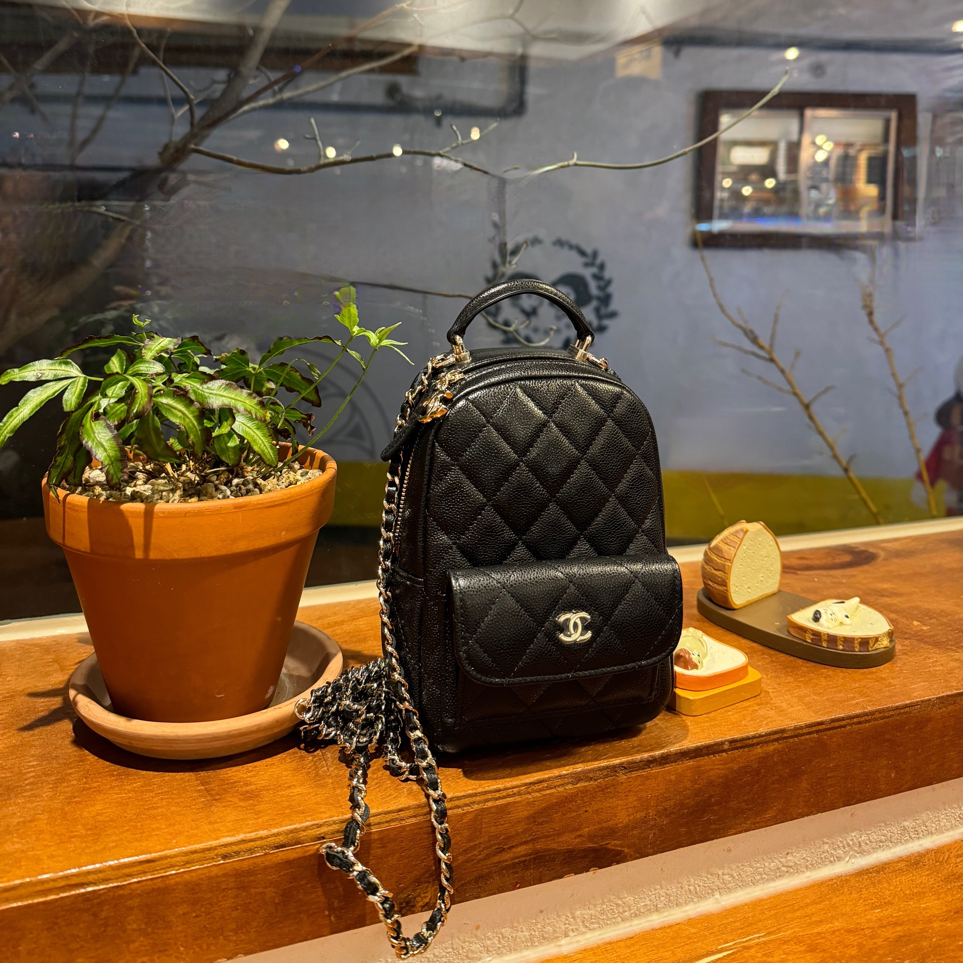 Chanel Classic Phone Holder Clutch with Chain Grained Shiny Calfskin & Gold Black 착용 스타일