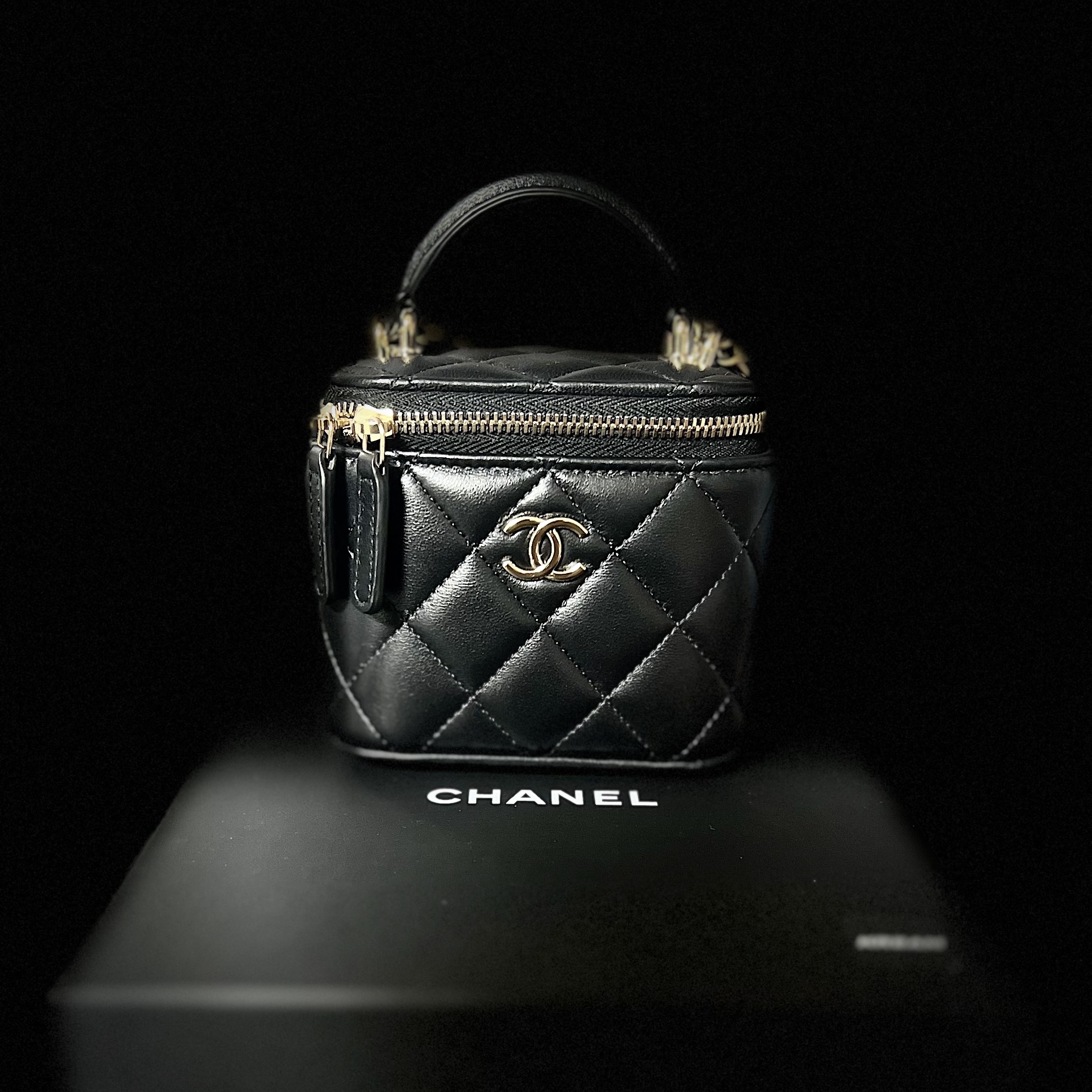Chanel Small Vanity With Chain Lambskin & Gold Black 착용 스타일