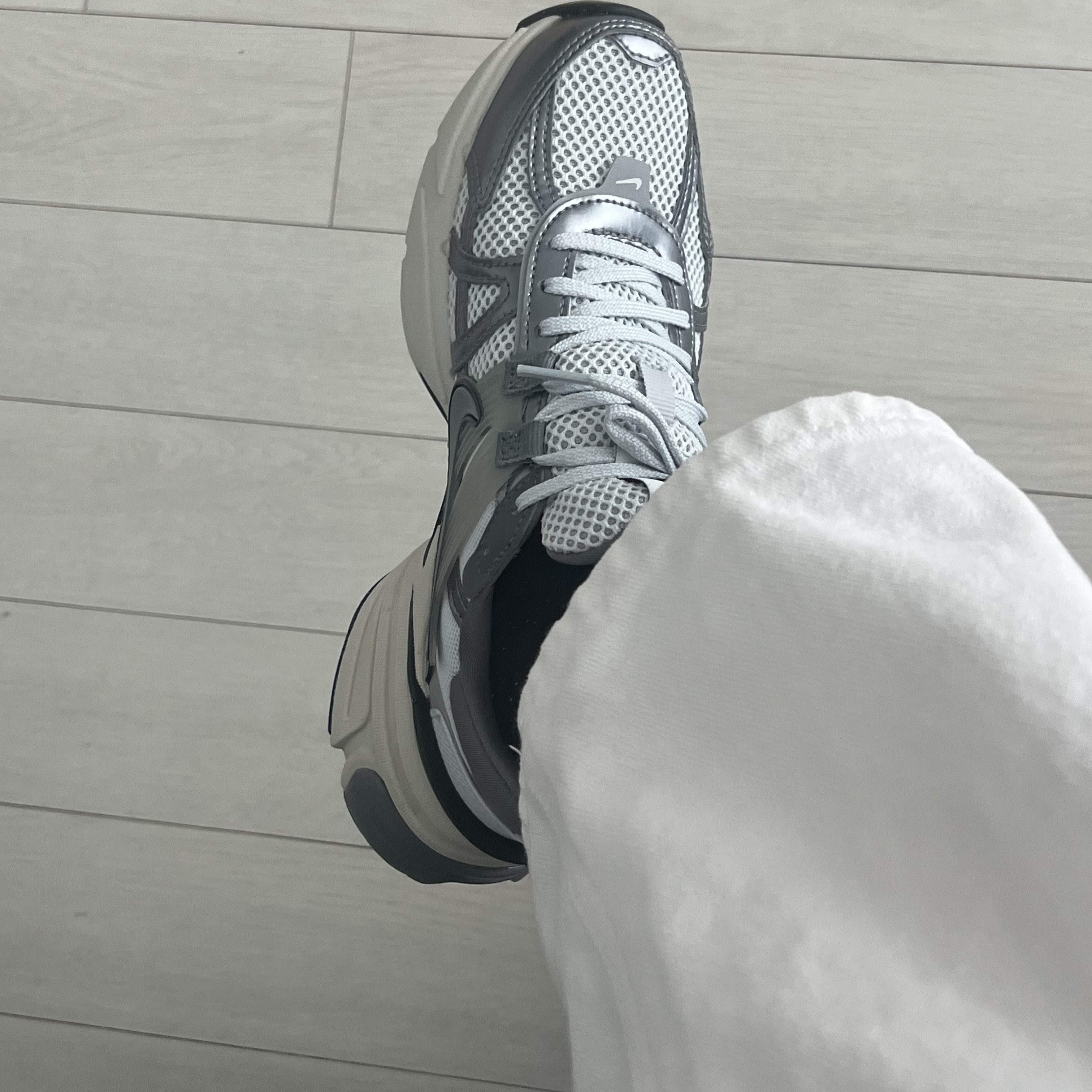 Nike V2K Run Pure Platinum Wolf Grey 착용 스타일 - 2