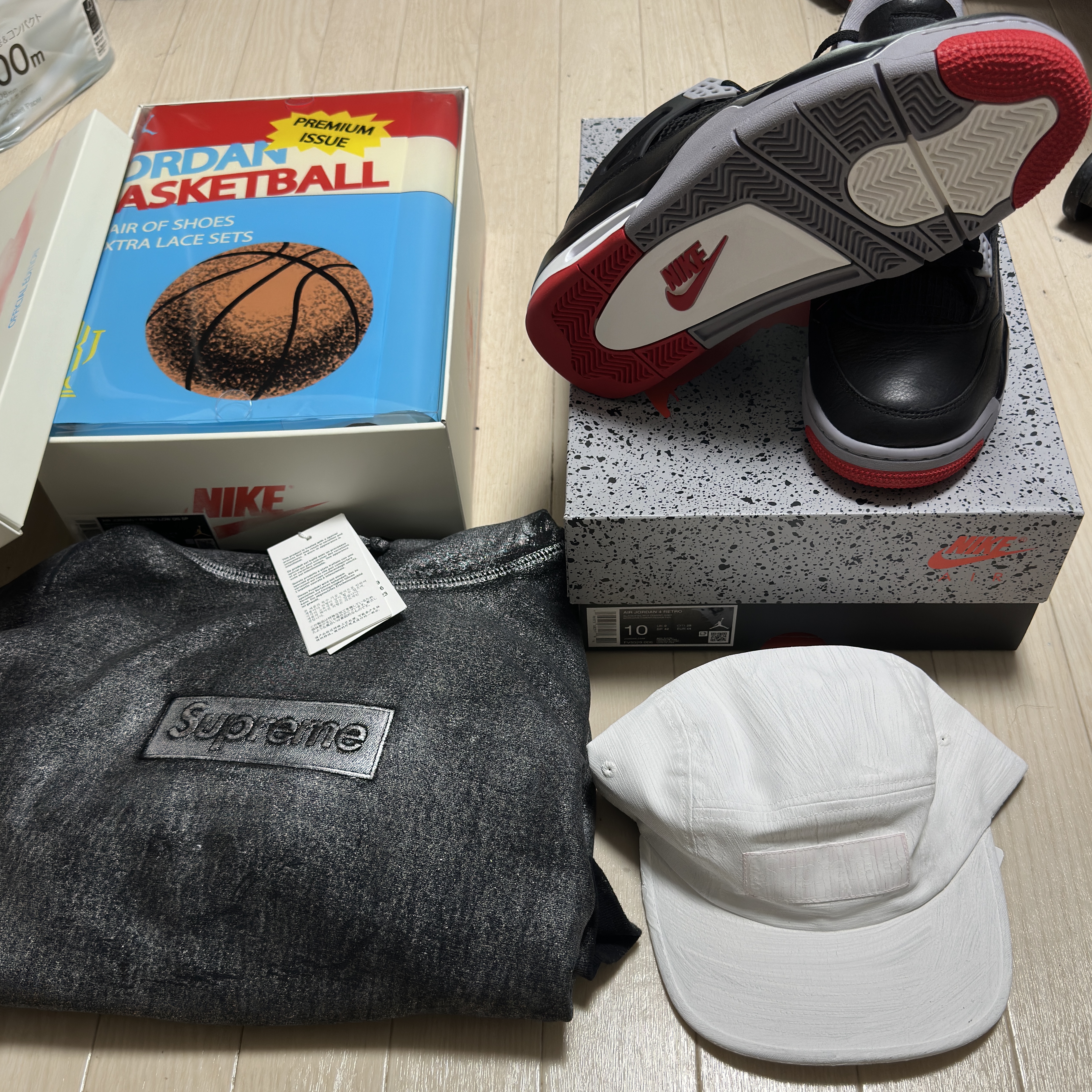 Jordan 1 x Trophy Room Retro Low OG SP Sail Varsity Red, Jordan 4 Retro Bred Reimagined 착용 스타일