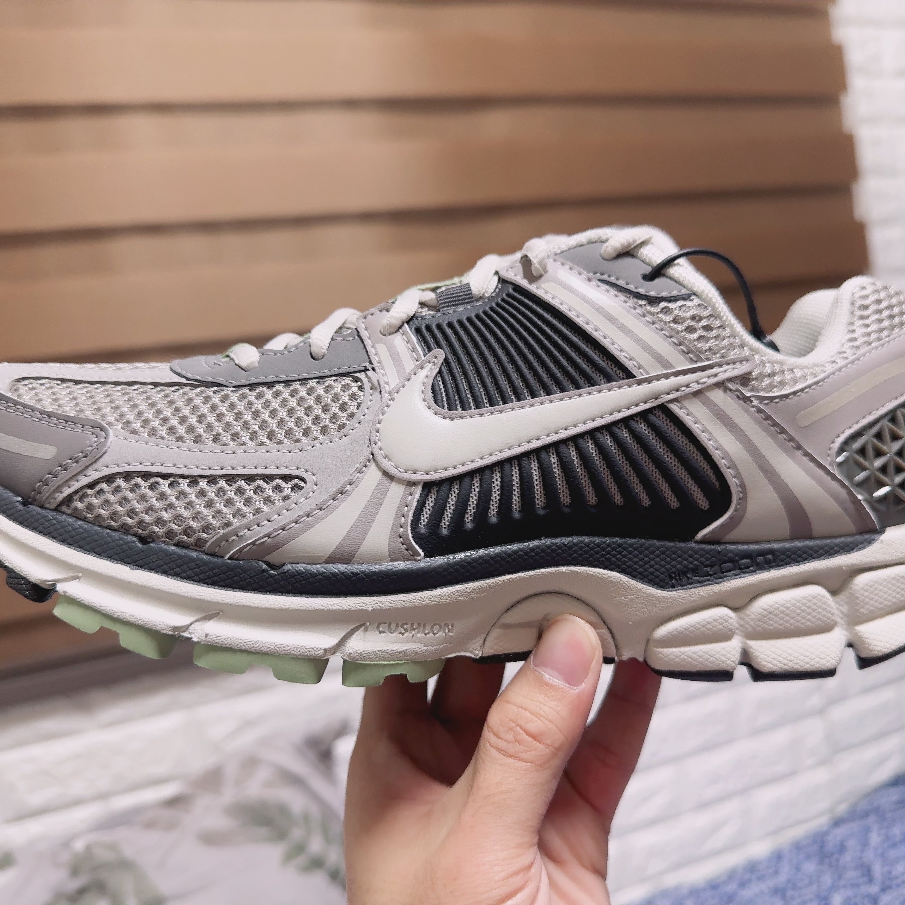 (W) Nike Zoom Vomero 5 Cobblestone and Flat Pewter 착용 스타일 - 2
