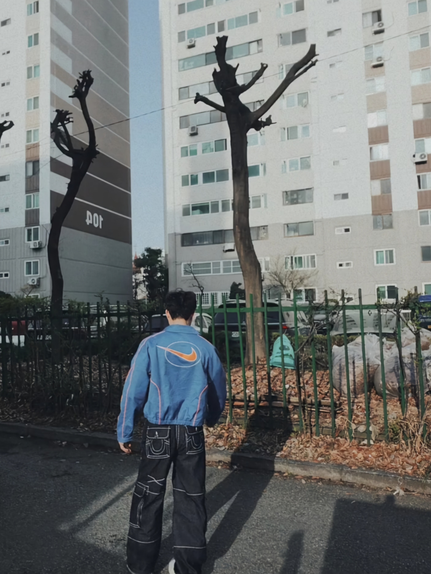 True Religion x KIRSH Stitch Point Denim Cargo Pants Blue Denim, Nike x Ambush Air Force 1 Low SP Phantom 착용 스타일 - 5