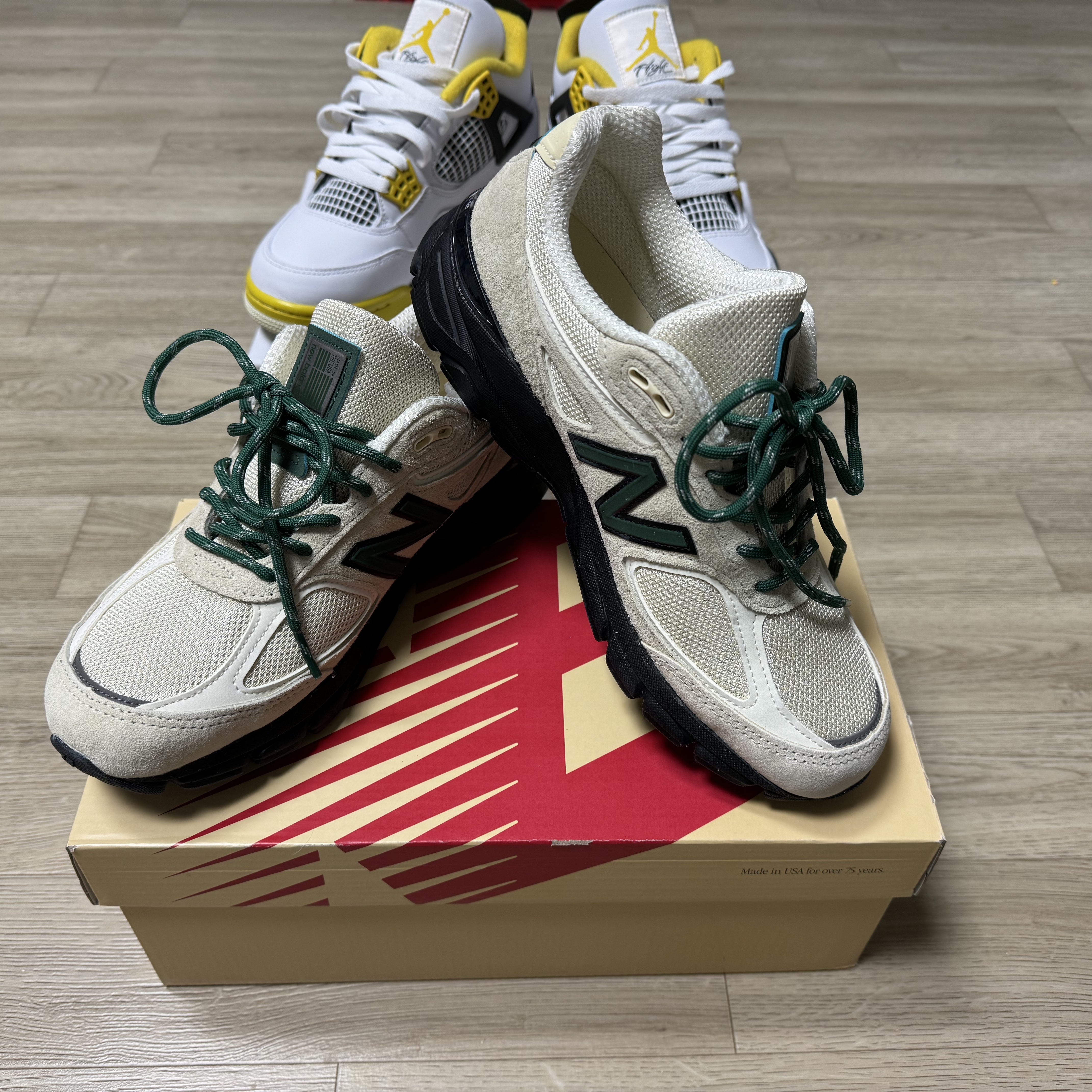 New Balance 990v4 Made in USA Macadamia Nut, (W) Jordan 4 Retro Vivid Sulfur 착용 스타일 - 2