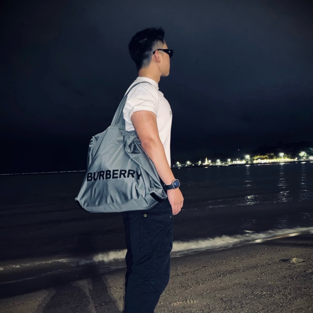 Burberry Logo Print Nylon Trench Tote Bag Charcoal Grey 착용 스타일