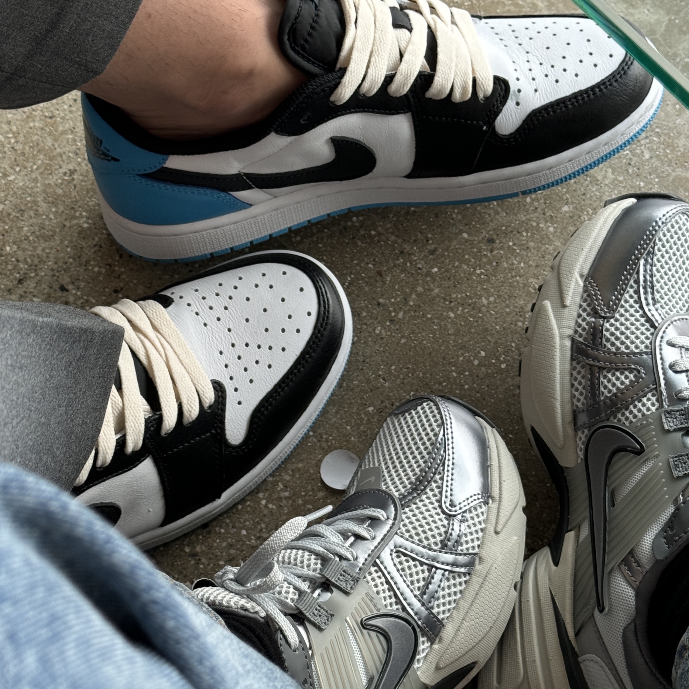 Nike V2K Run Pure Platinum Wolf Grey, Jordan 1 Retro Low OG Black and Dark Powder Blue 착용 스타일
