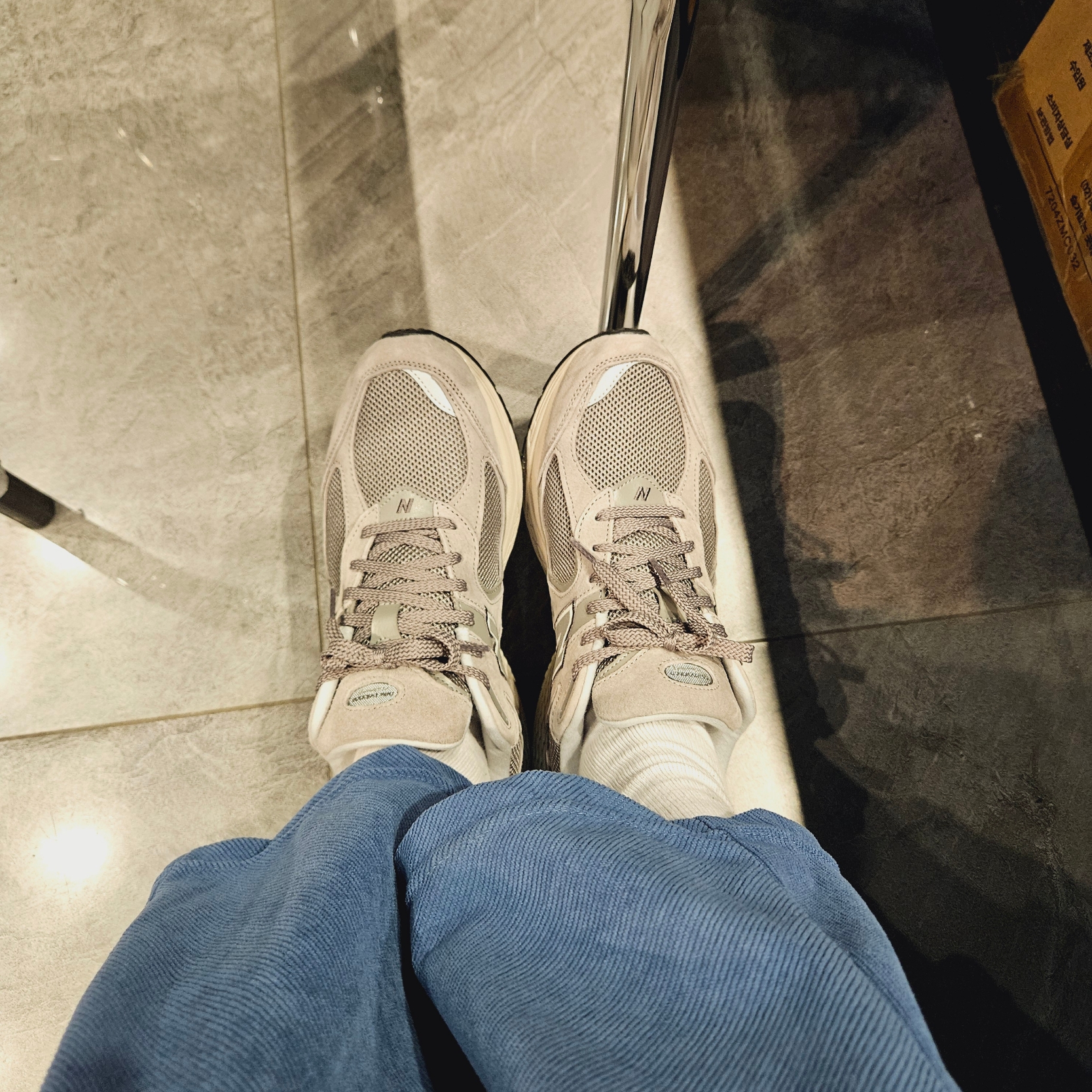 New Balance 2002R Grey 착용 스타일