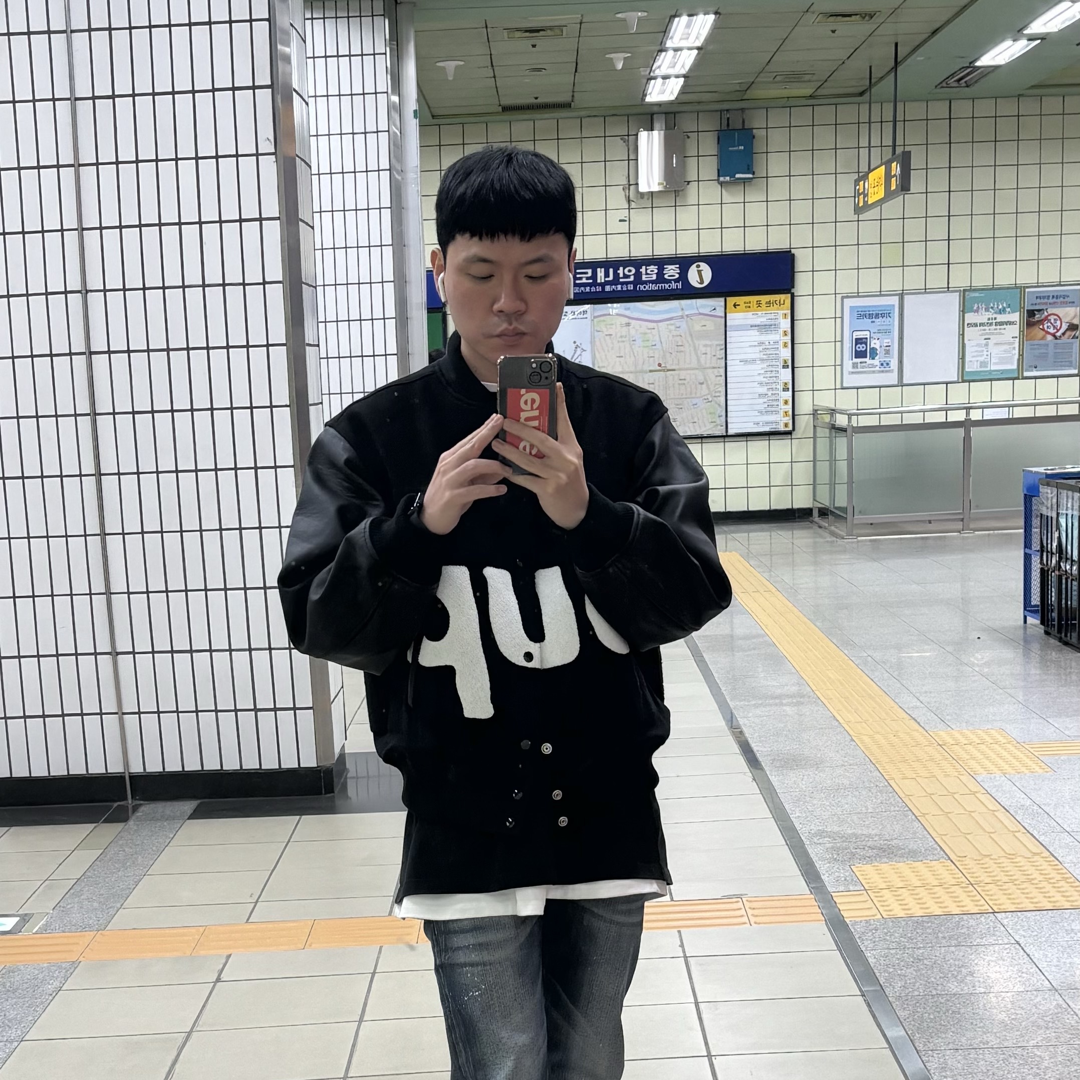 Supreme Big Logo Chenille Varsity Jacket Black - 24SS, Jordan 5 x Off-White Retro SP Black Muslin 착용 스타일 - 1