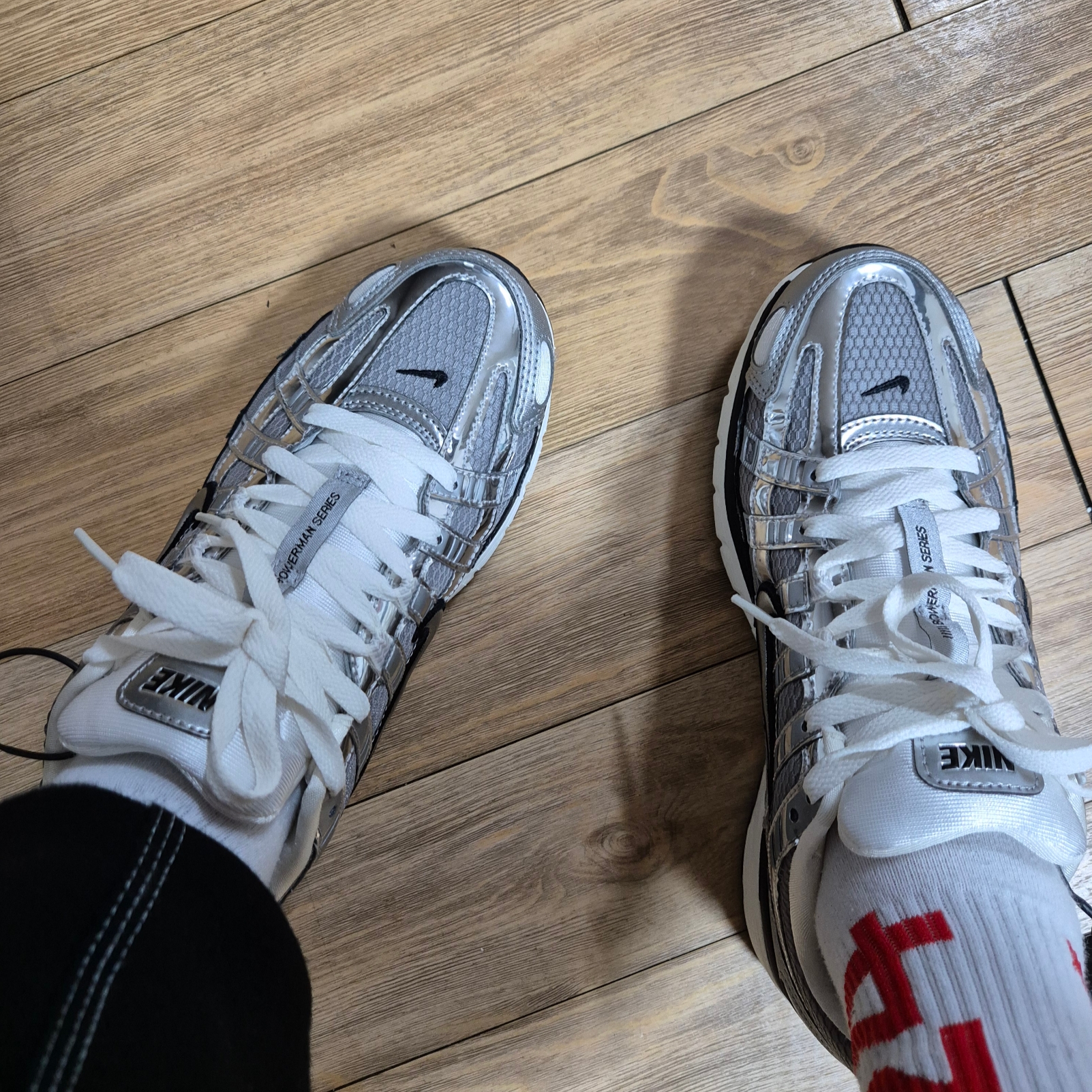 Nike P-6000 Metallic Silver 착용 스타일