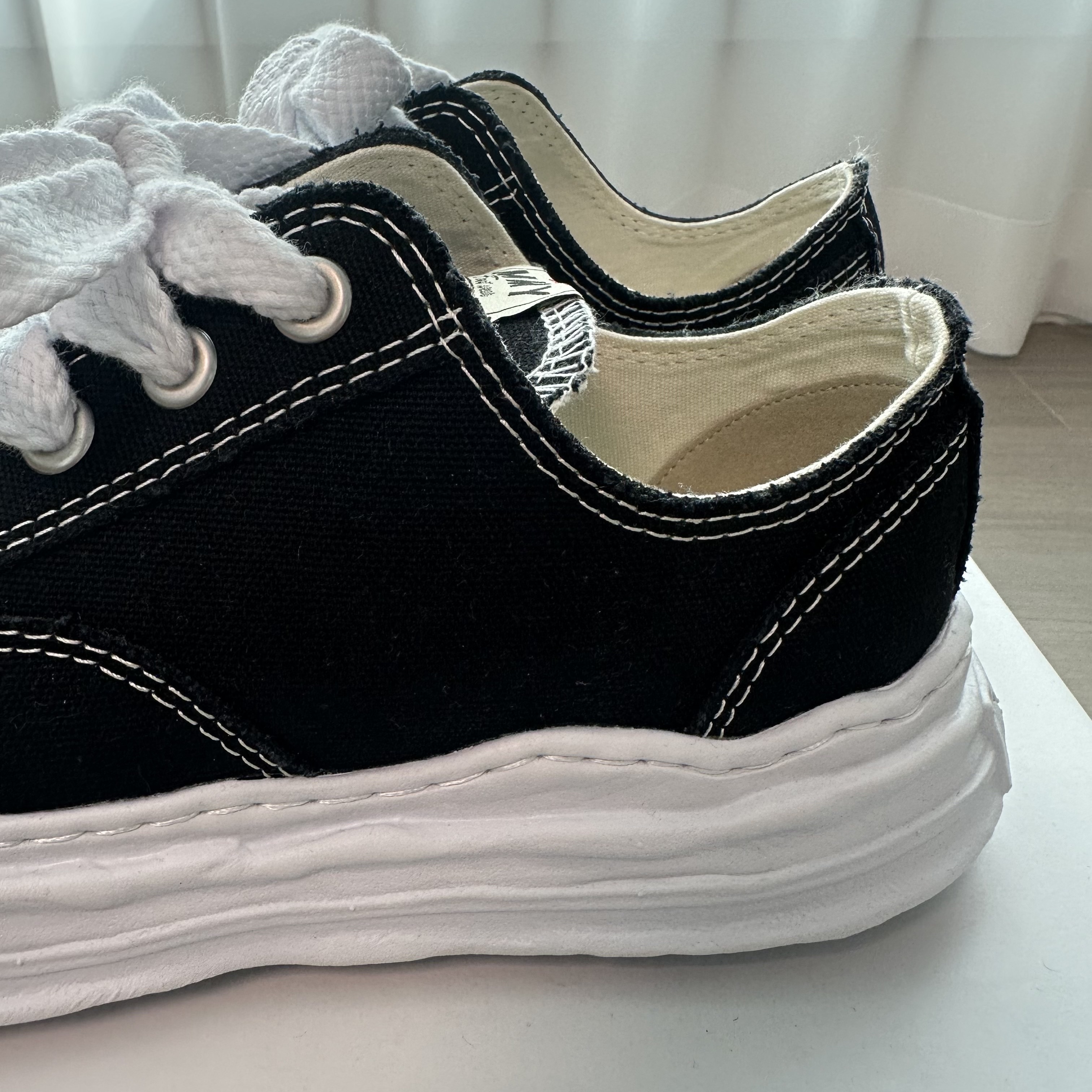 Maison Mihara Yasuhiro Hank OG Sole Canvas Low-top Sneakers Black 착용 스타일 - 5