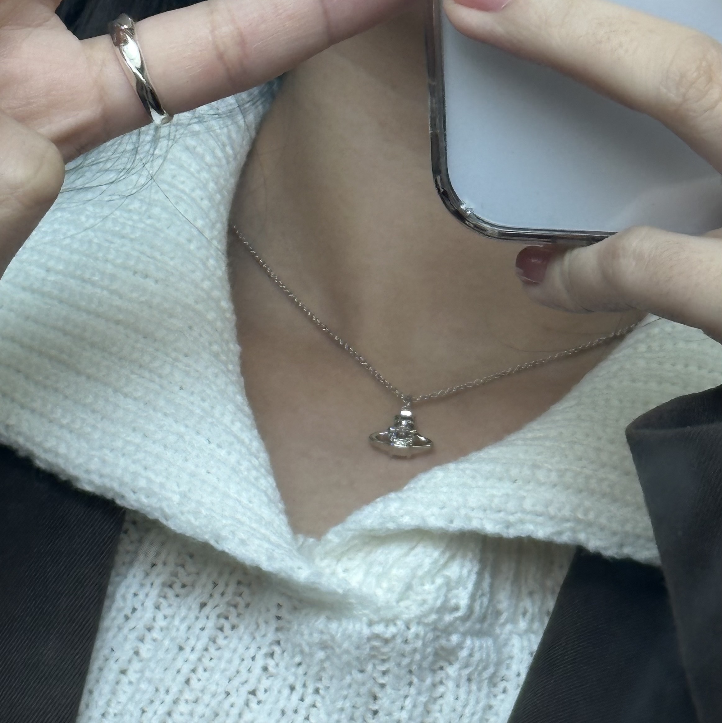 Vivienne Westwood Reina Pendant Silver 착용 스타일 - 3