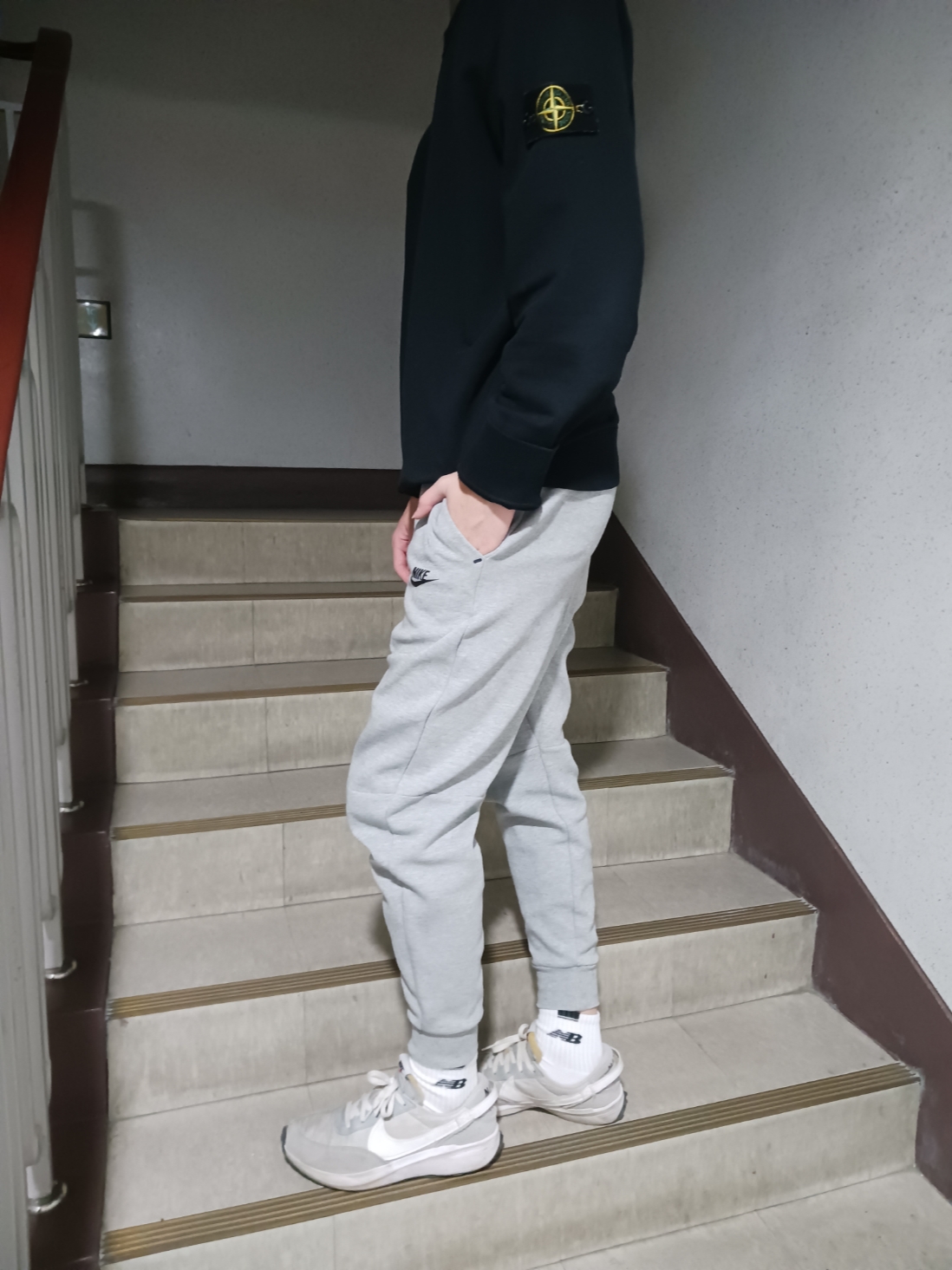 Stone Island 63020 Crewneck Sweatshirt Black - 22FW, Nike Waffle Debut Grey Fog White 착용 스타일 - 1