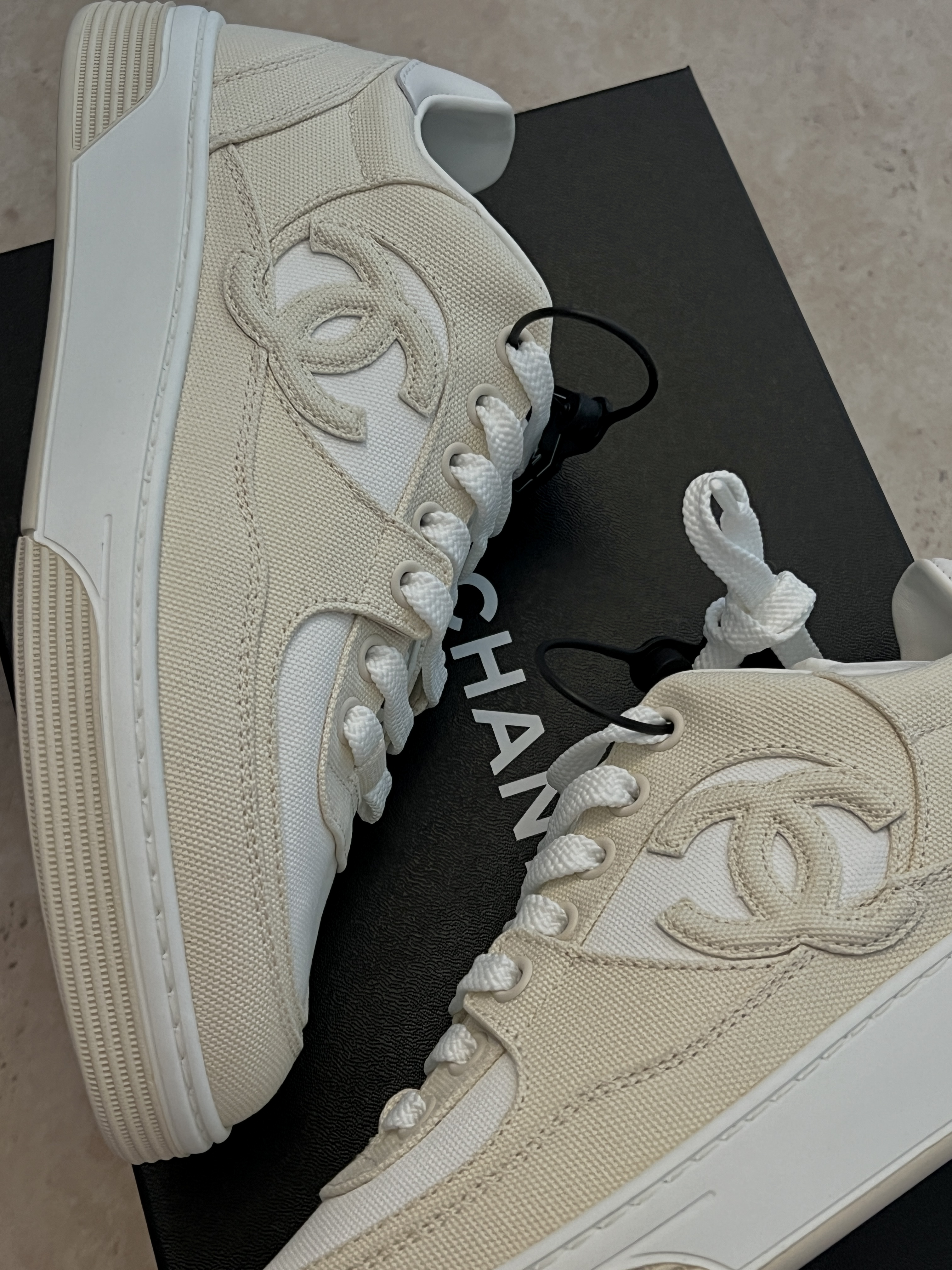 (W) Chanel Sneakers Cotton & Light Beige White 착용 스타일