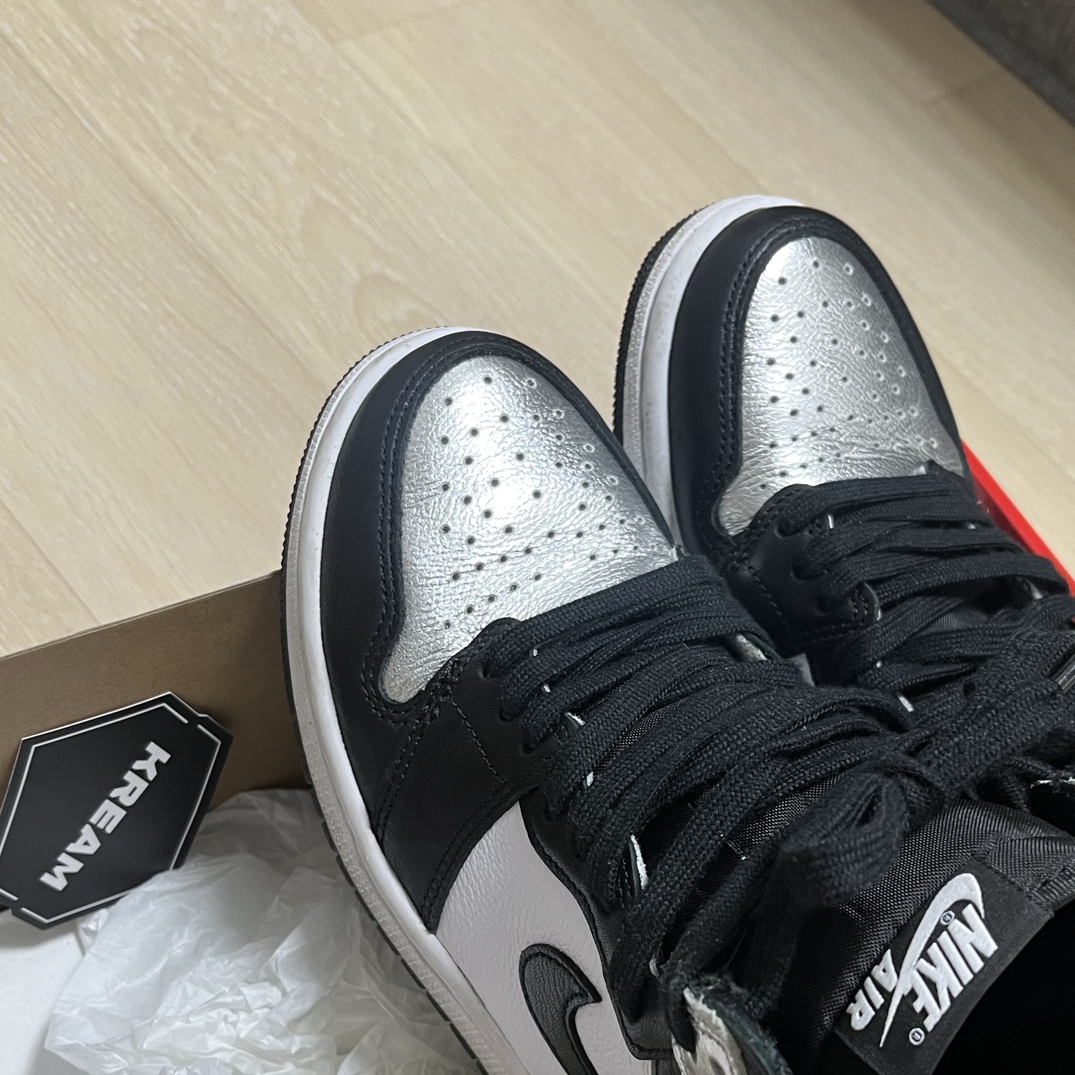 (W) Jordan 1 Retro High OG Silver Toe 착용 스타일