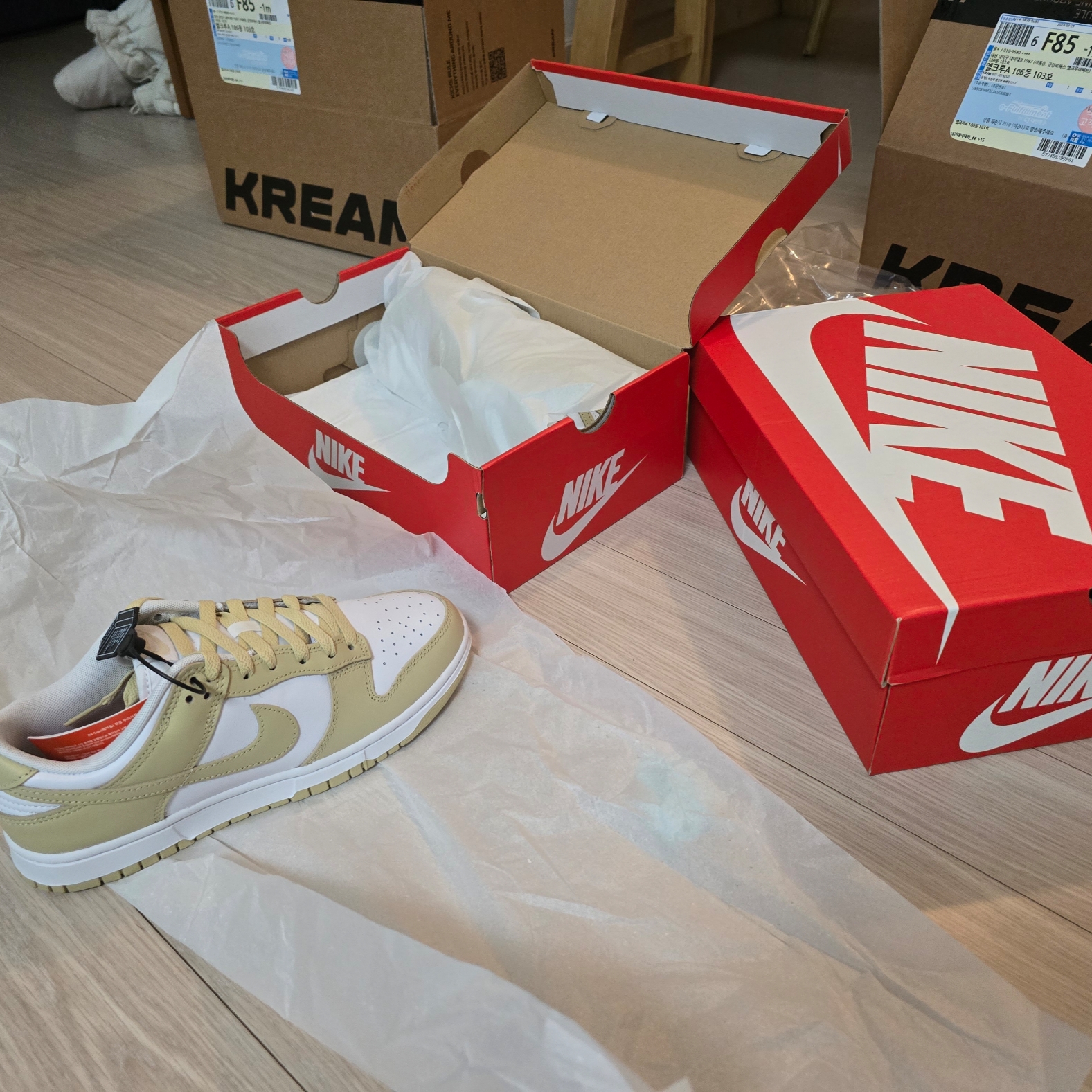 Nike Dunk Low Team Gold and White 착용 스타일 - 2