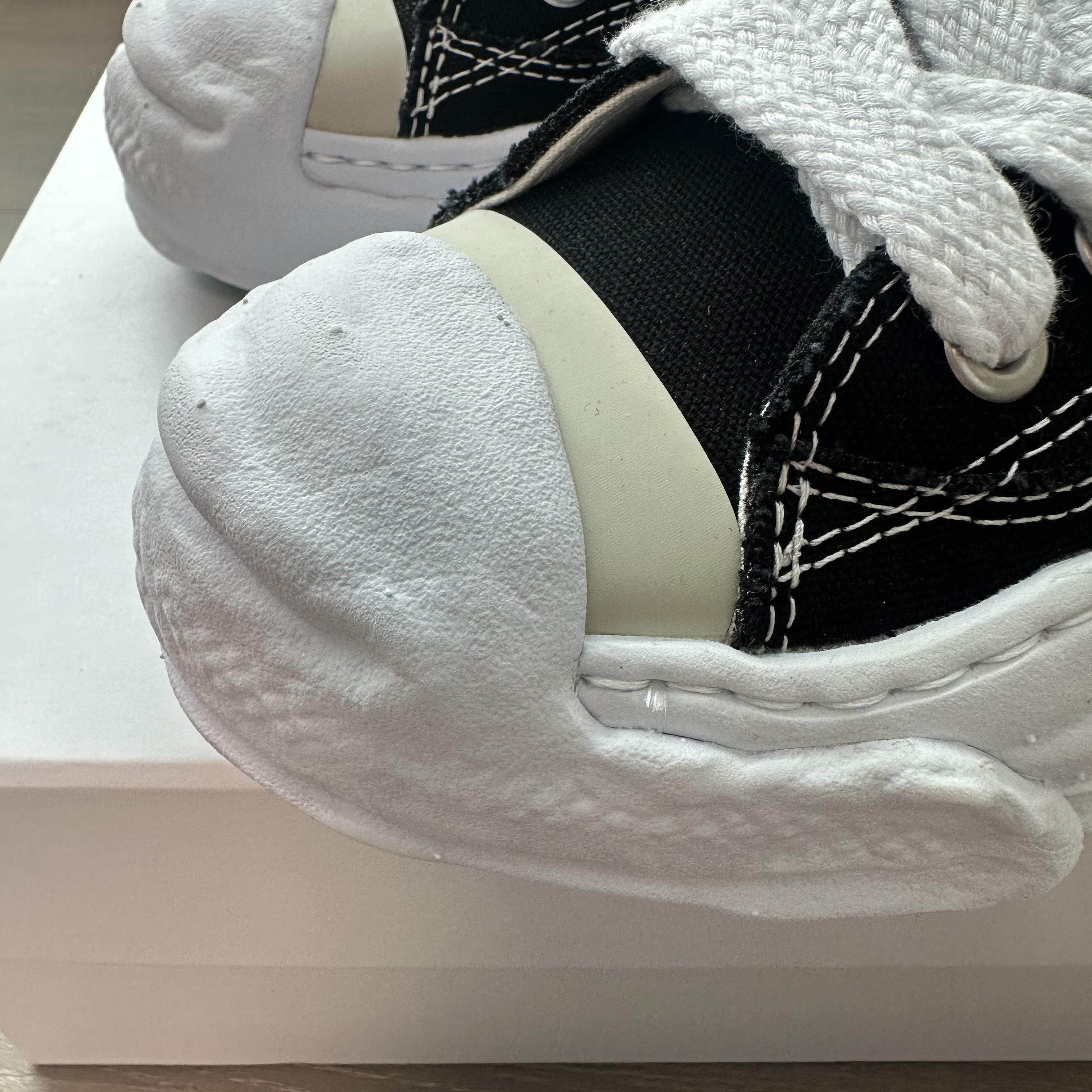 Maison Mihara Yasuhiro Hank OG Sole Canvas Low-top Sneakers Black 착용 스타일 - 4
