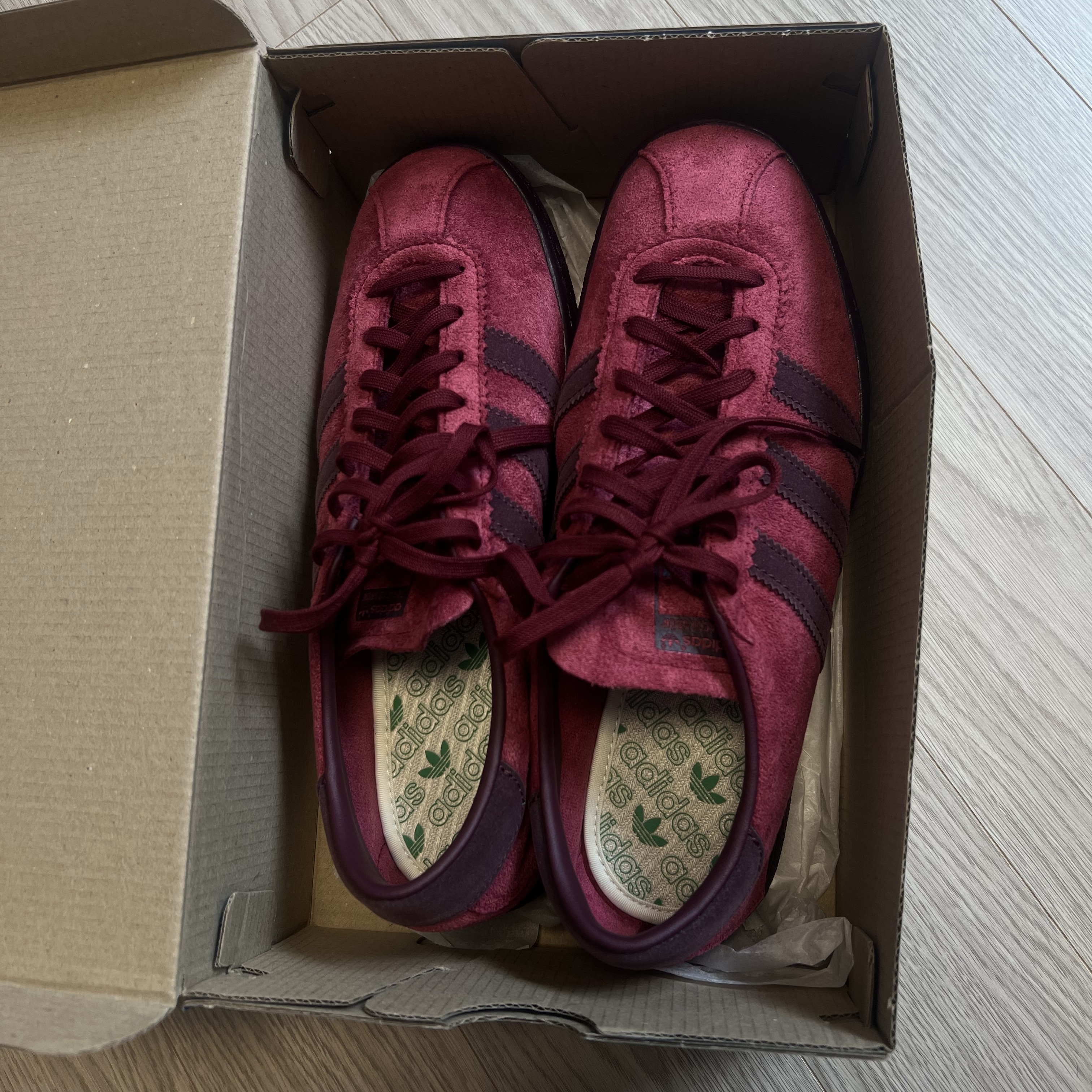 Adidas Tobacco Gruen Collegiate Burgundy 착용 스타일