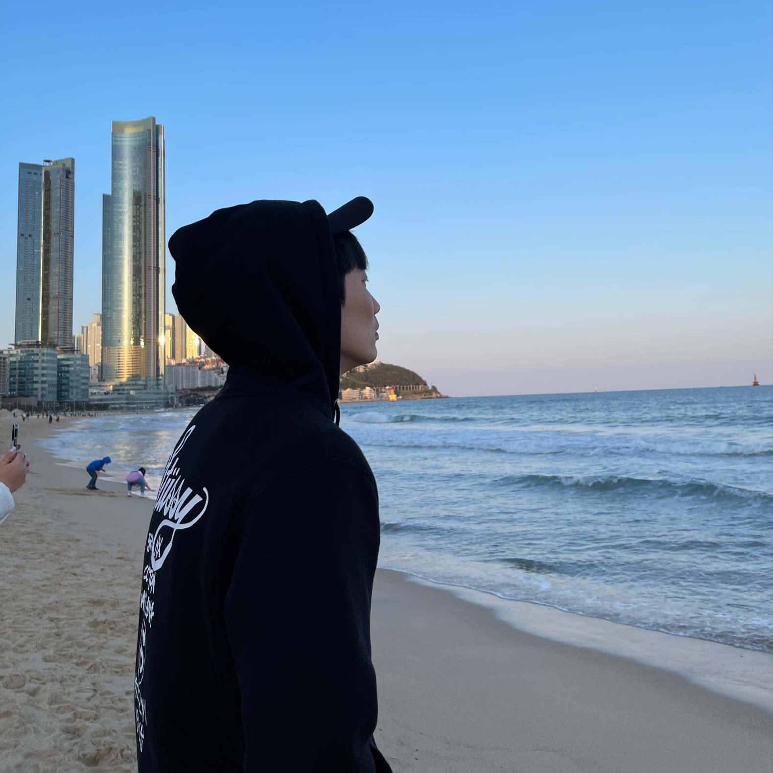 Stussy World Tour Hoodie Black 2023 착용 스타일