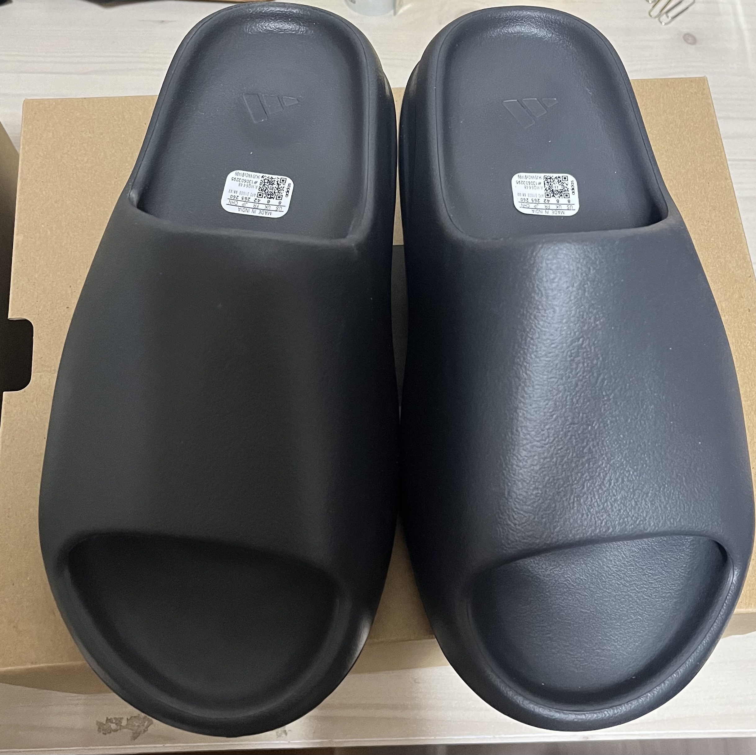 Adidas Yeezy Slide Onyx 착용 스타일
