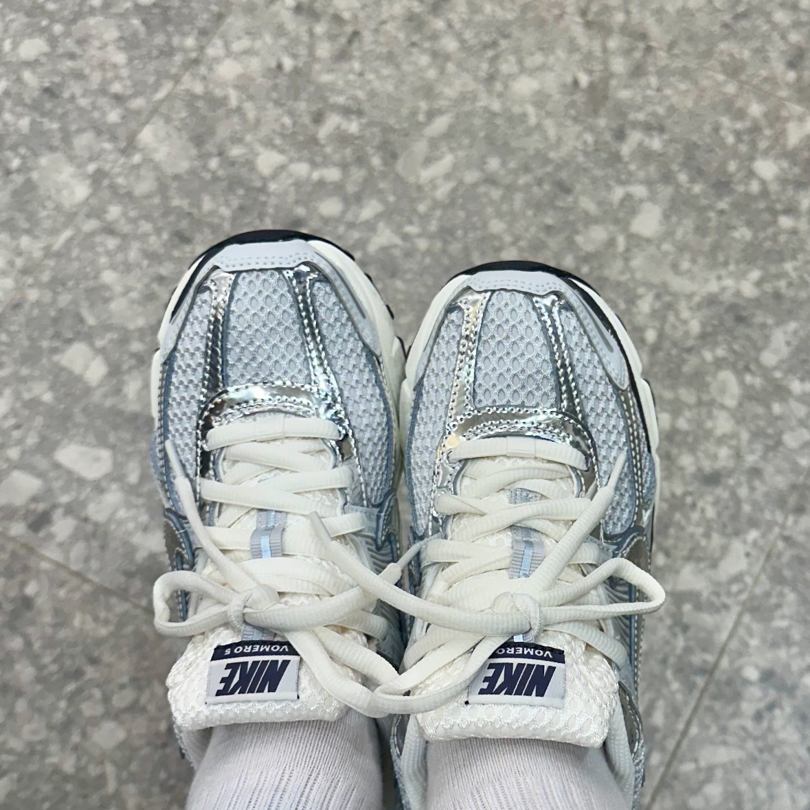 (W) Nike Zoom Vomero 5 Photon Dust and Metallic Silver 착용 스타일