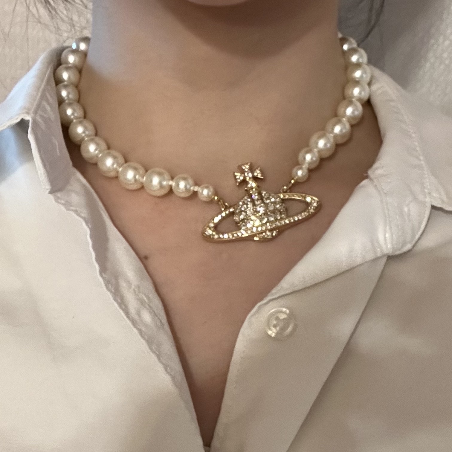 Vivienne Westwood One Row Pearl Bas Relief Choker Gold 착용 스타일 - 2