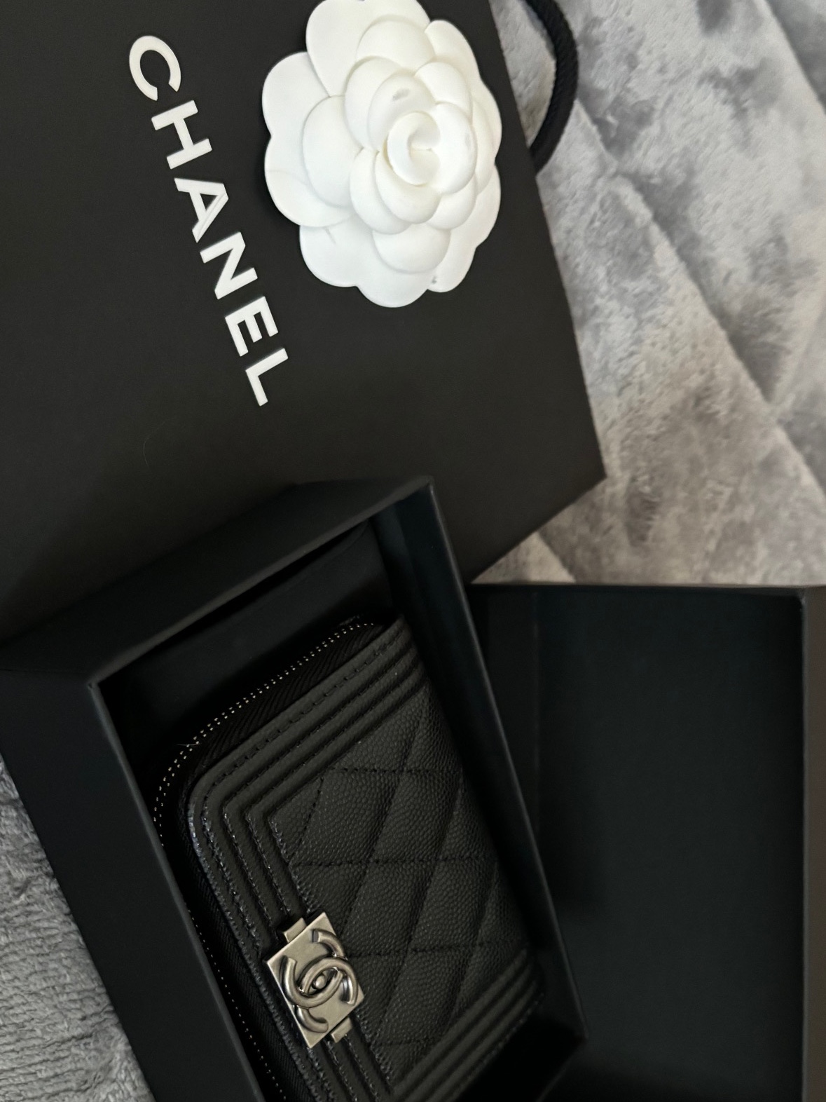 Chanel Boy Chanel Zipped Coin Purse Grained Calfskin & Ruthenium Black 착용 스타일