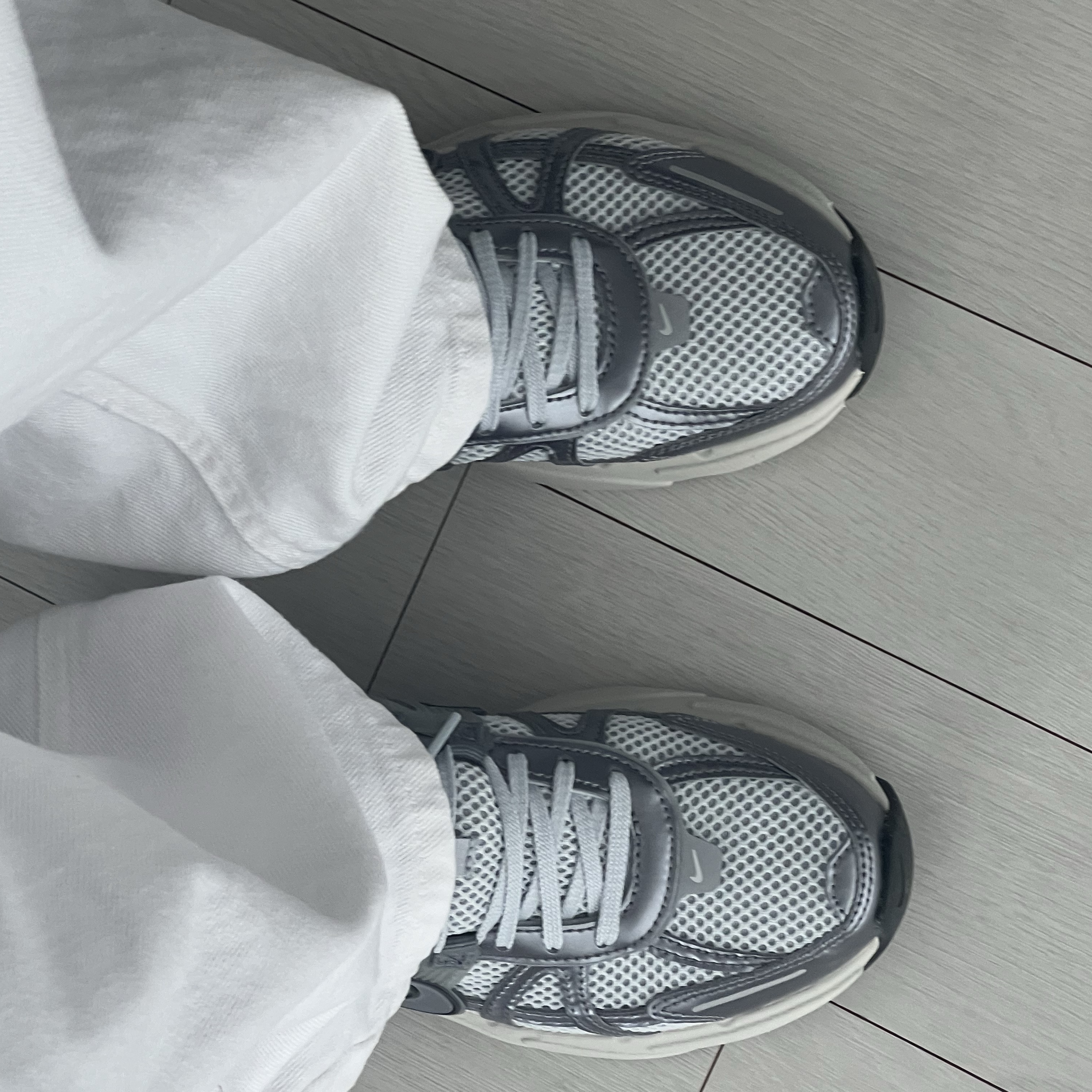Nike V2K Run Pure Platinum Wolf Grey 착용 스타일 - 1