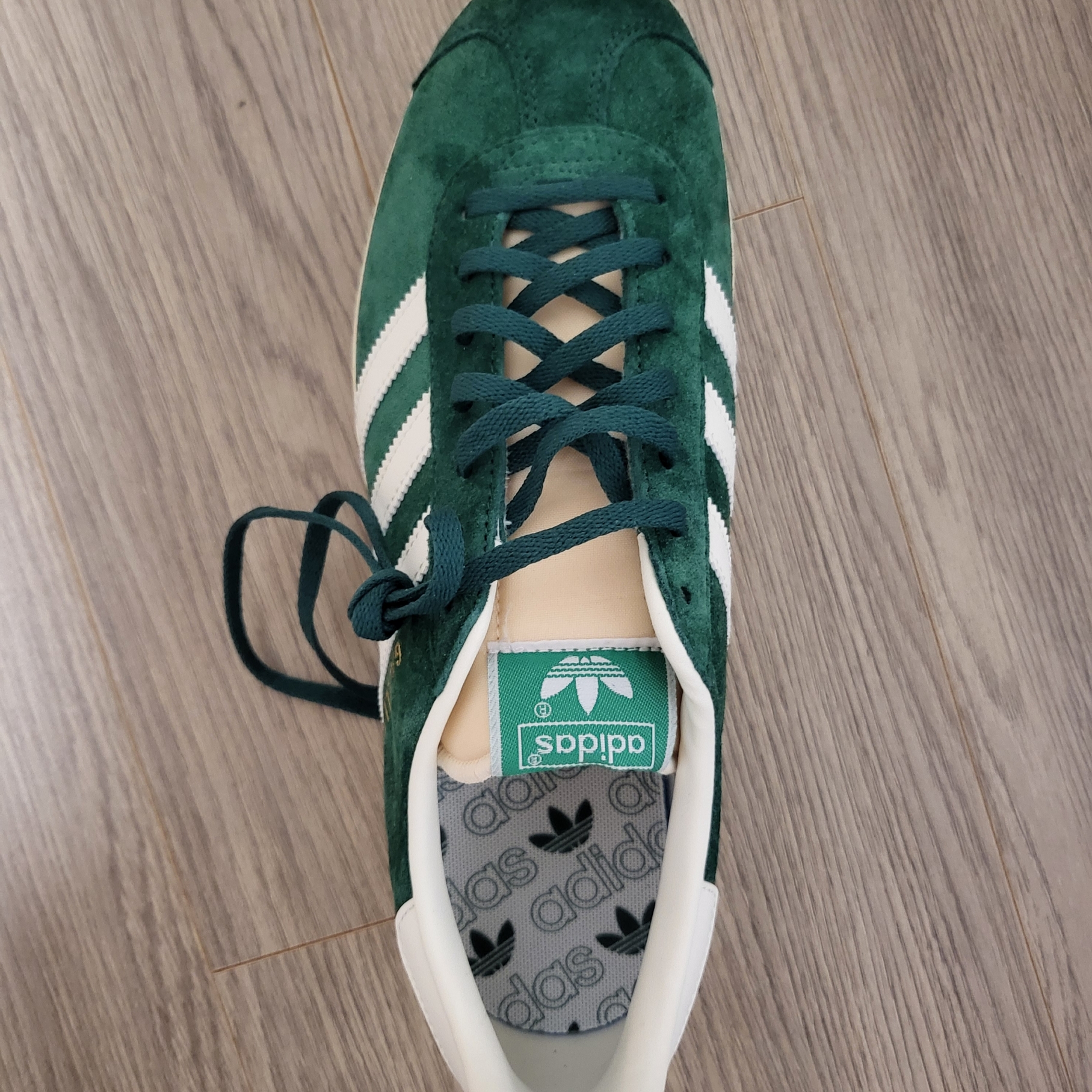 Adidas Gazelle Dark Green Cream White 착용 스타일