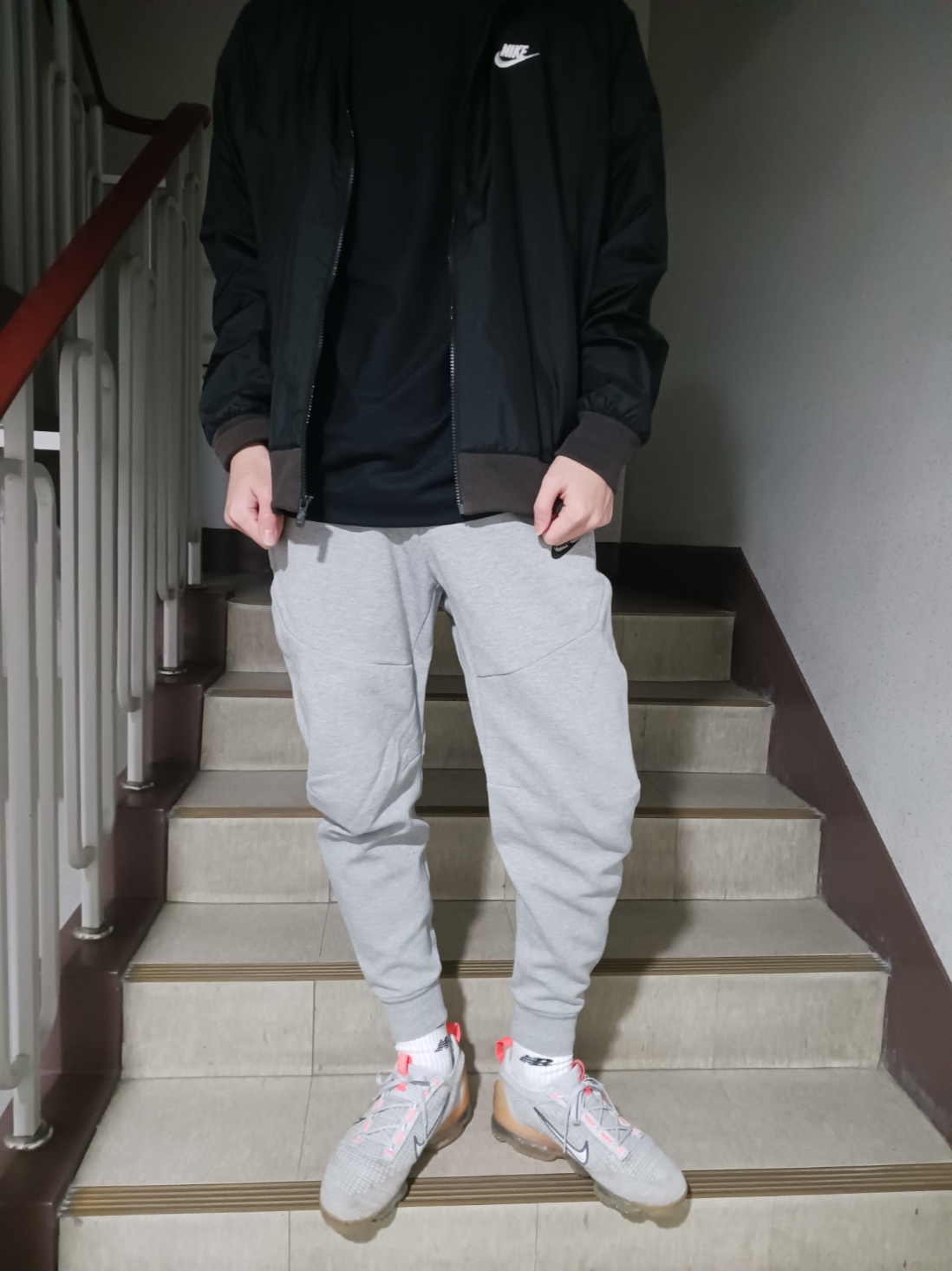 Nike NSW Windrunner Hoodie Jacket Black - Asia, Nike Air VaporMax 2021 Flyknit Grey Fog Bright Mango 착용 스타일 - 1