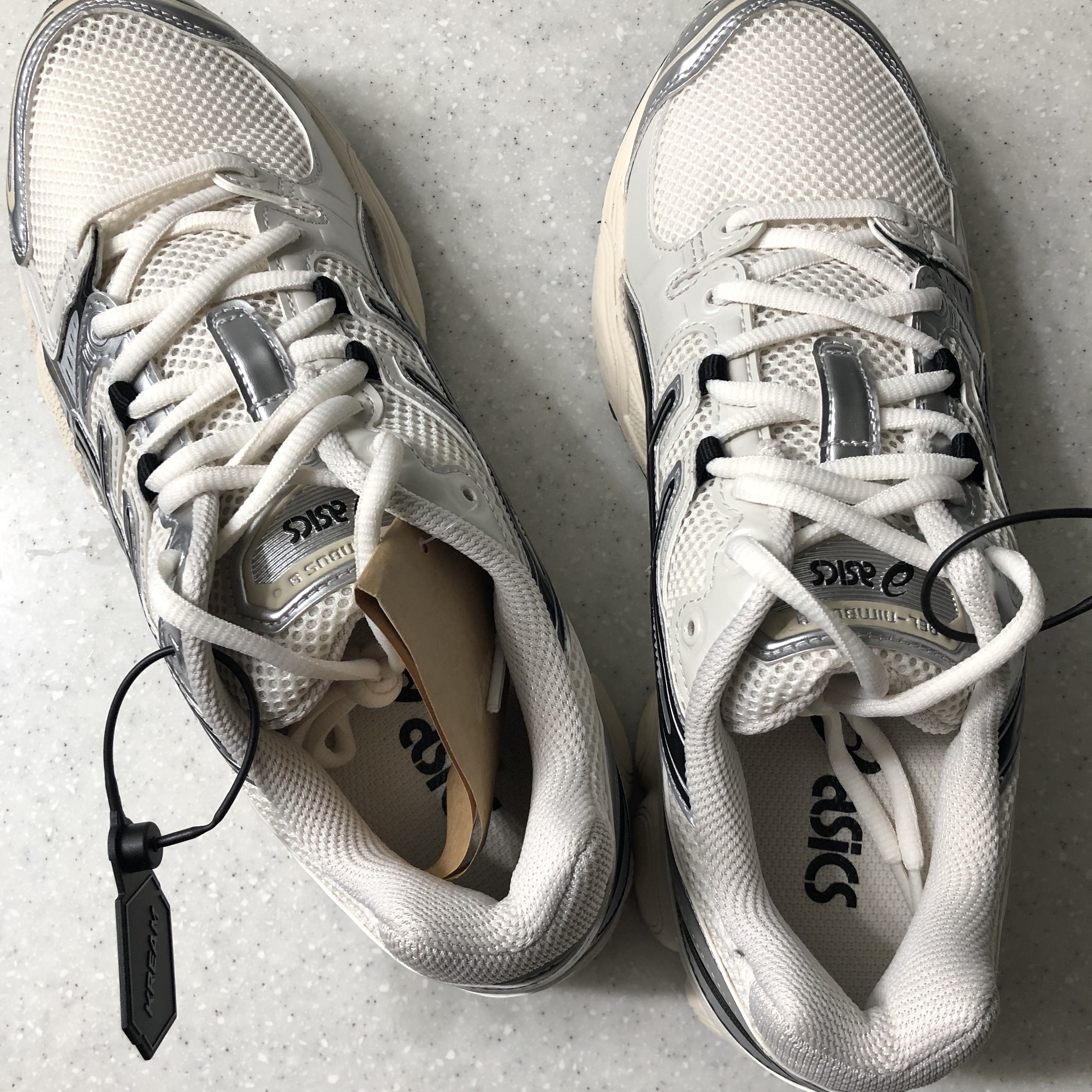 Asics Gel-Nimbus 9 Cream Black 착용 스타일 - 6