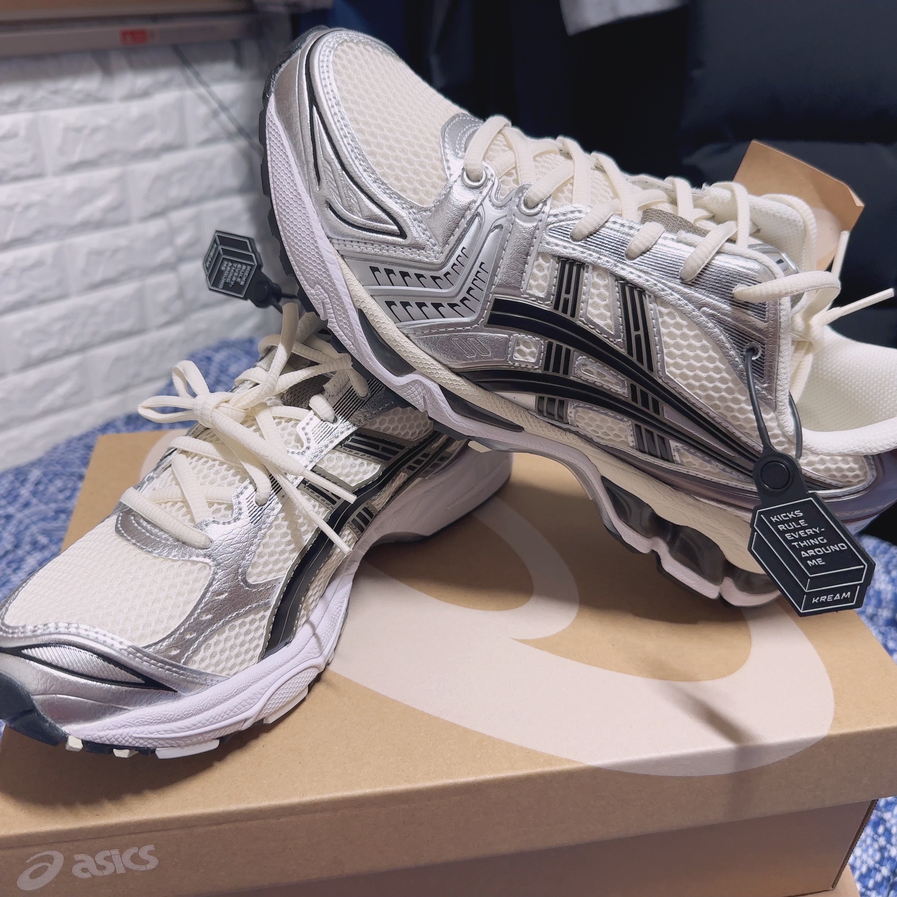 Asics Gel-Kayano 14 Cream Black 착용 스타일 - 3