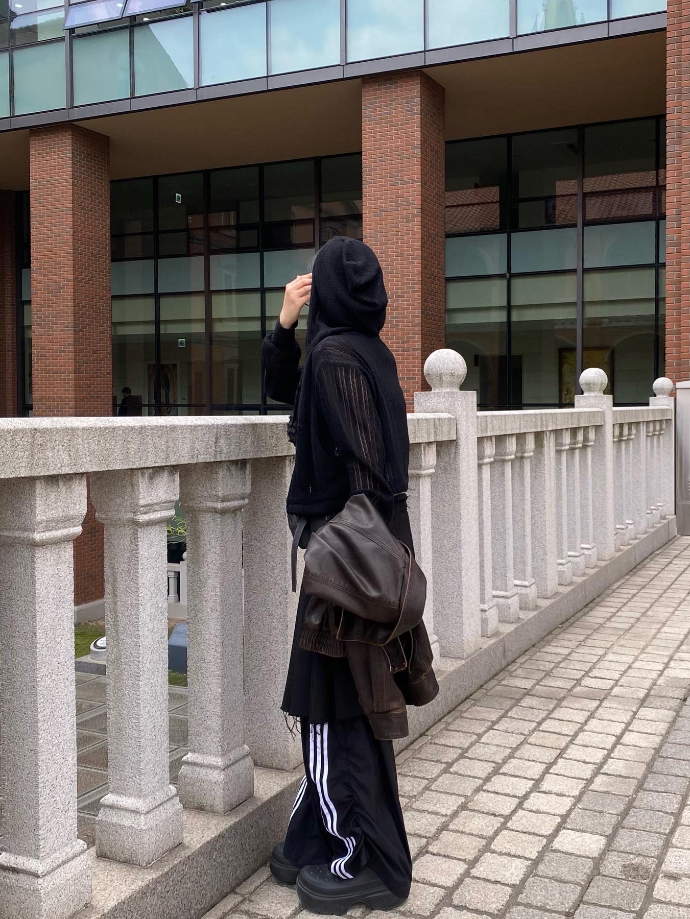 (W) Adidas Originals Firebird Loose Track Pants Black - KR Sizing 착용 스타일 - 2