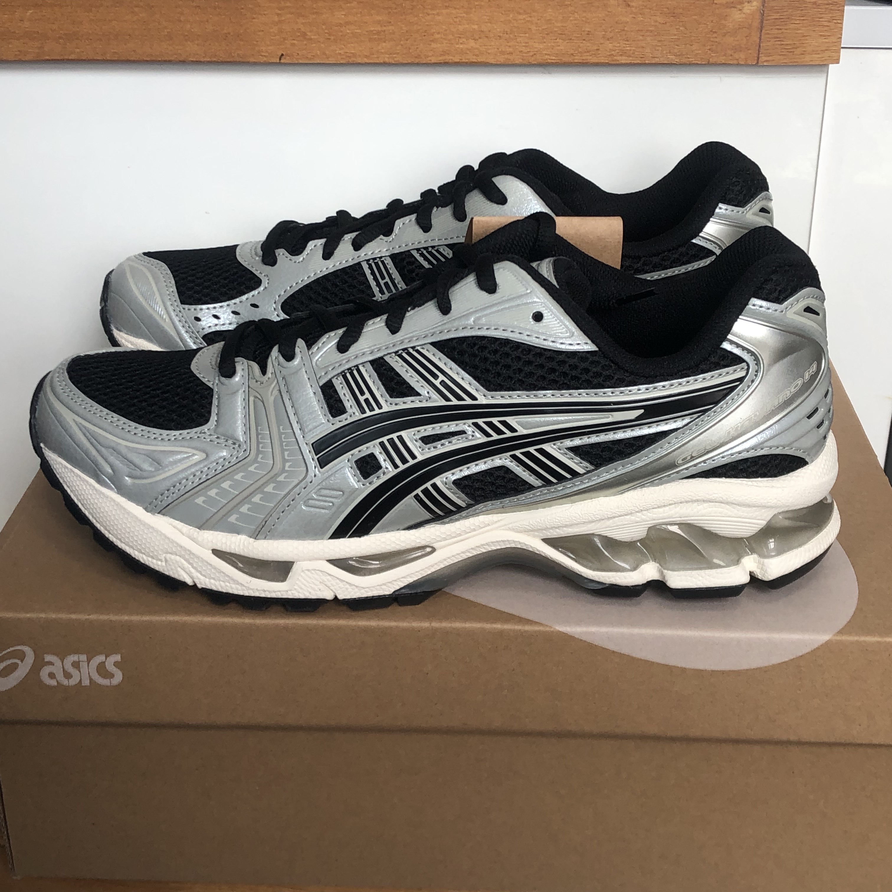 Asics Gel-Kayano 14 Black Seal Grey 착용 스타일