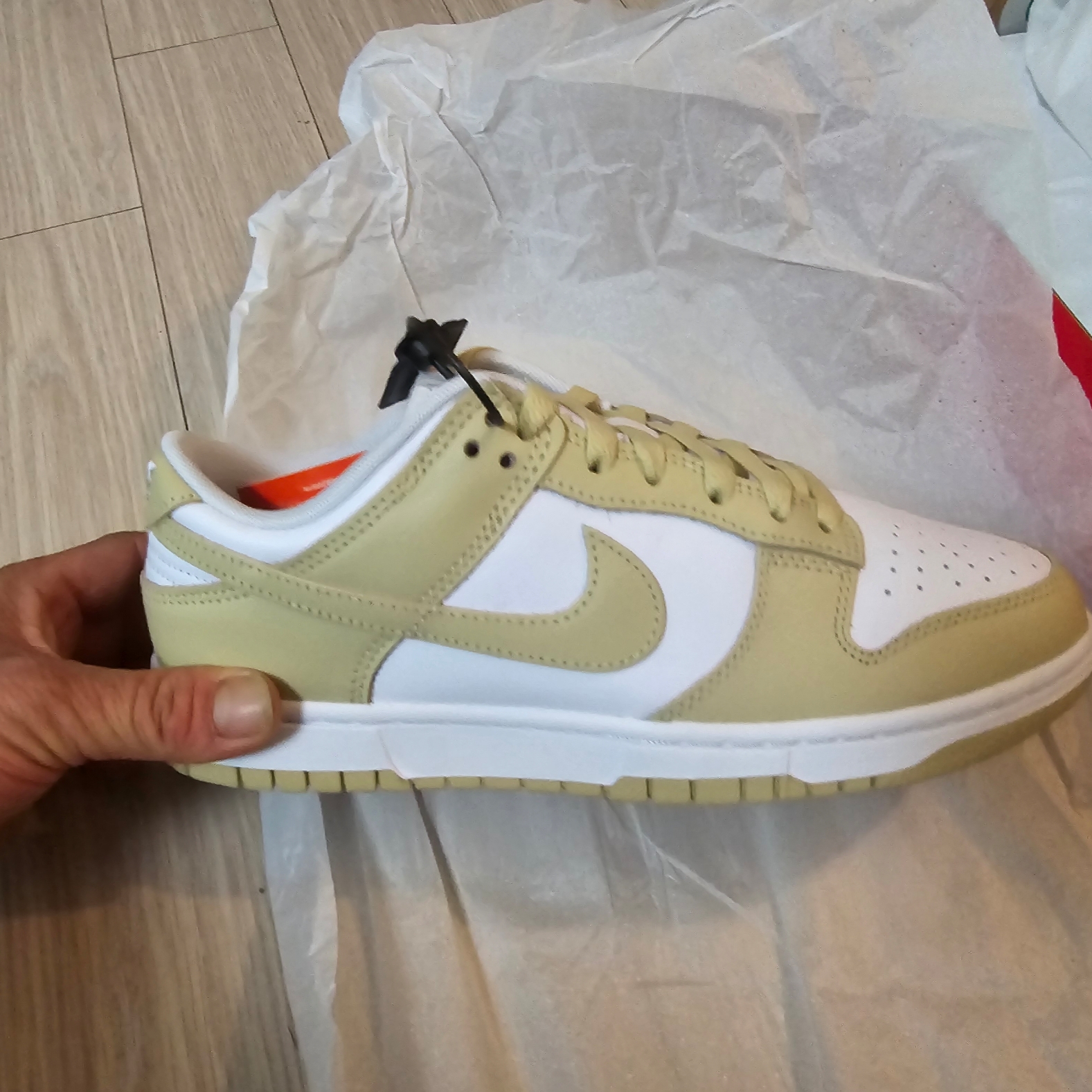 Nike Dunk Low Team Gold and White 착용 스타일 - 1