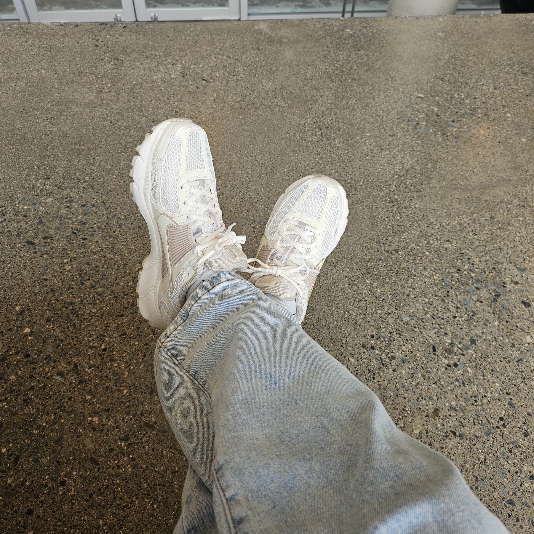 (W) Nike Zoom Vomero 5 Pale Ivory Sanddrift 착용 스타일