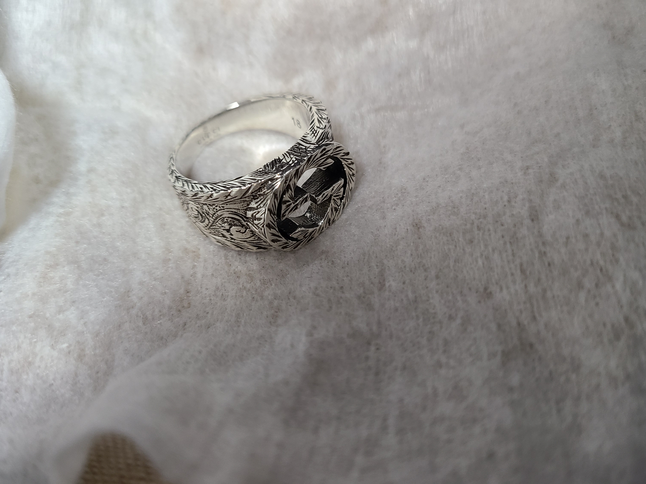 Gucci Interlocking G Ring Silver 착용 스타일 - 6