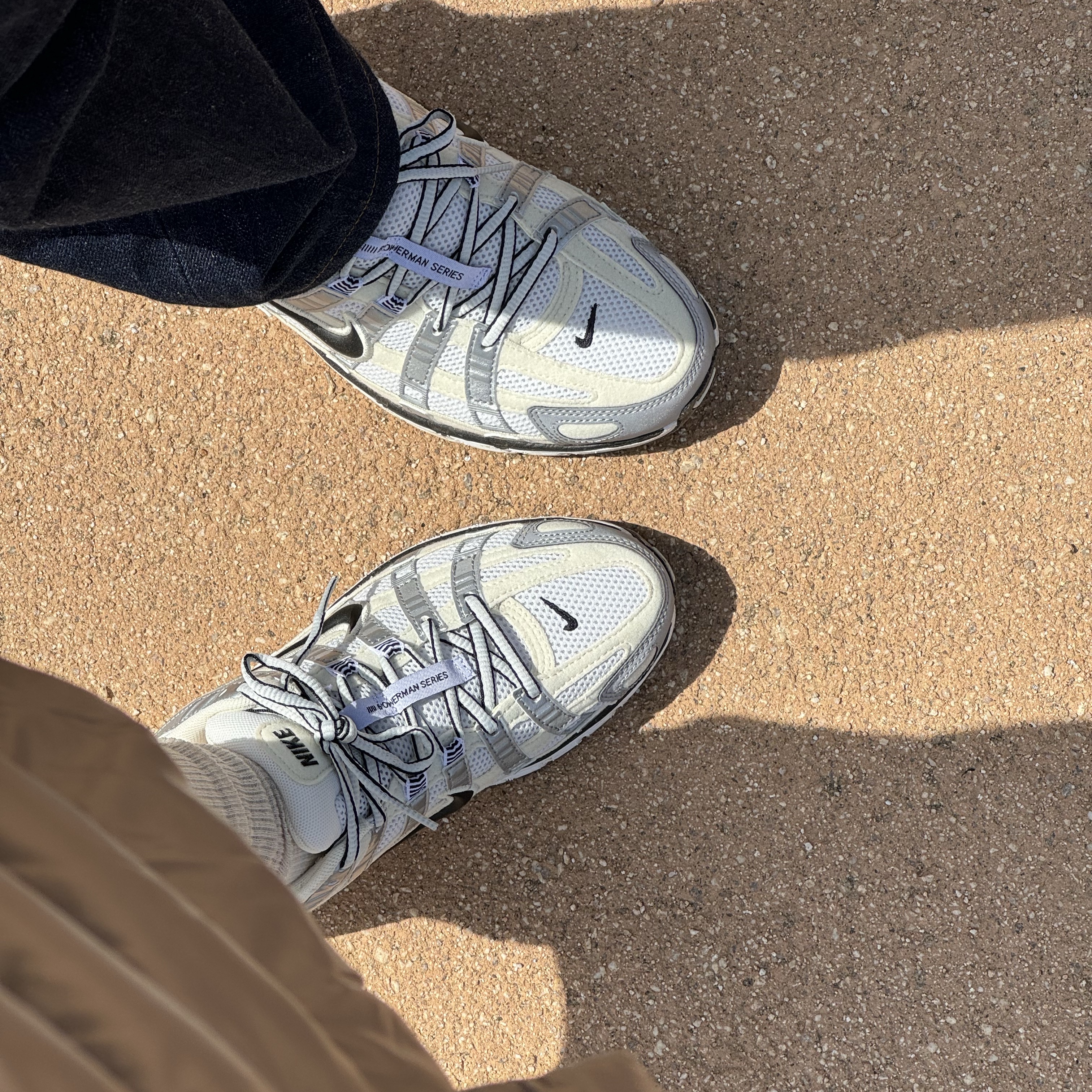 (W) Nike P-6000 Coconut Milk Metallic Silver 착용 스타일 - 1