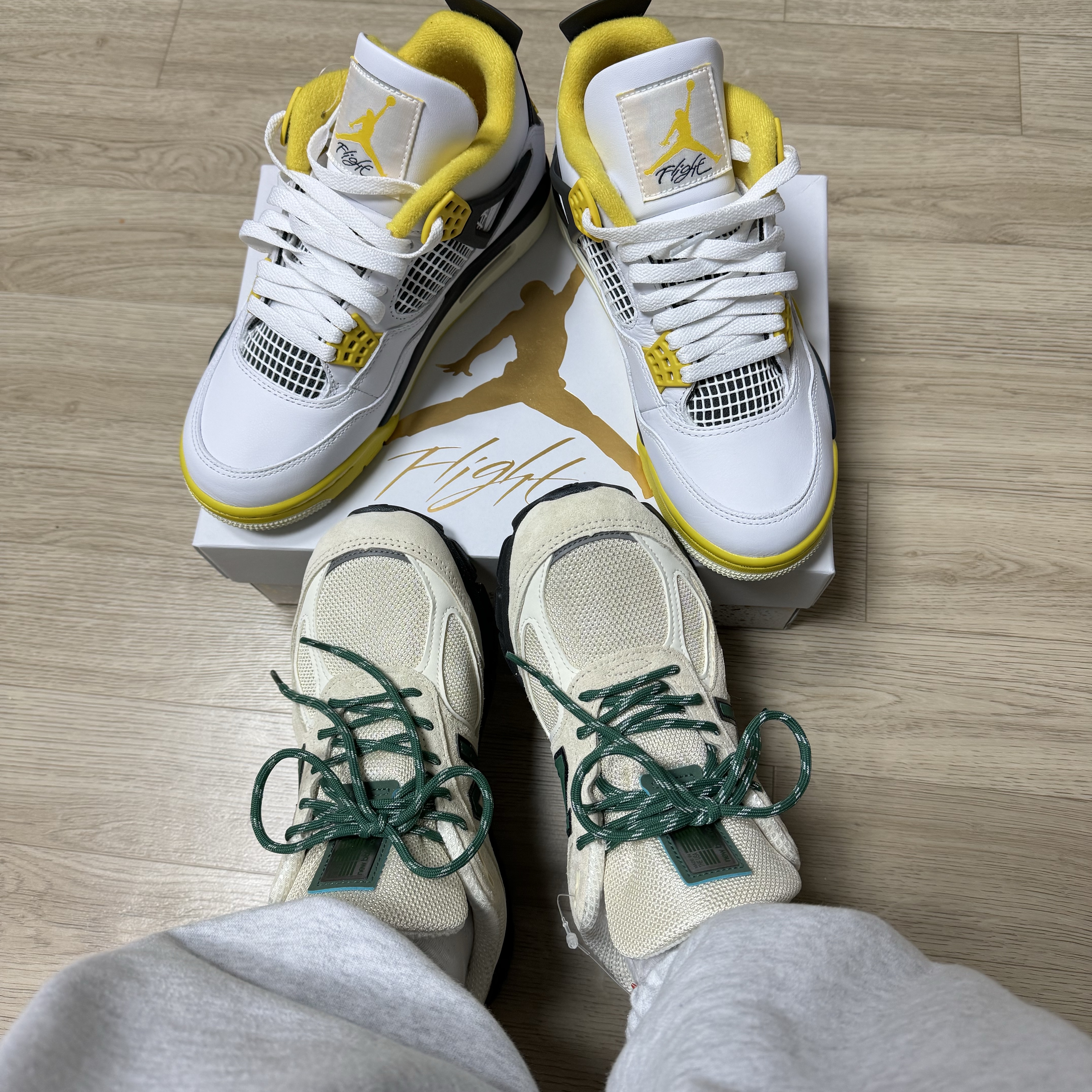 New Balance 990v4 Made in USA Macadamia Nut, (W) Jordan 4 Retro Vivid Sulfur 착용 스타일 - 1