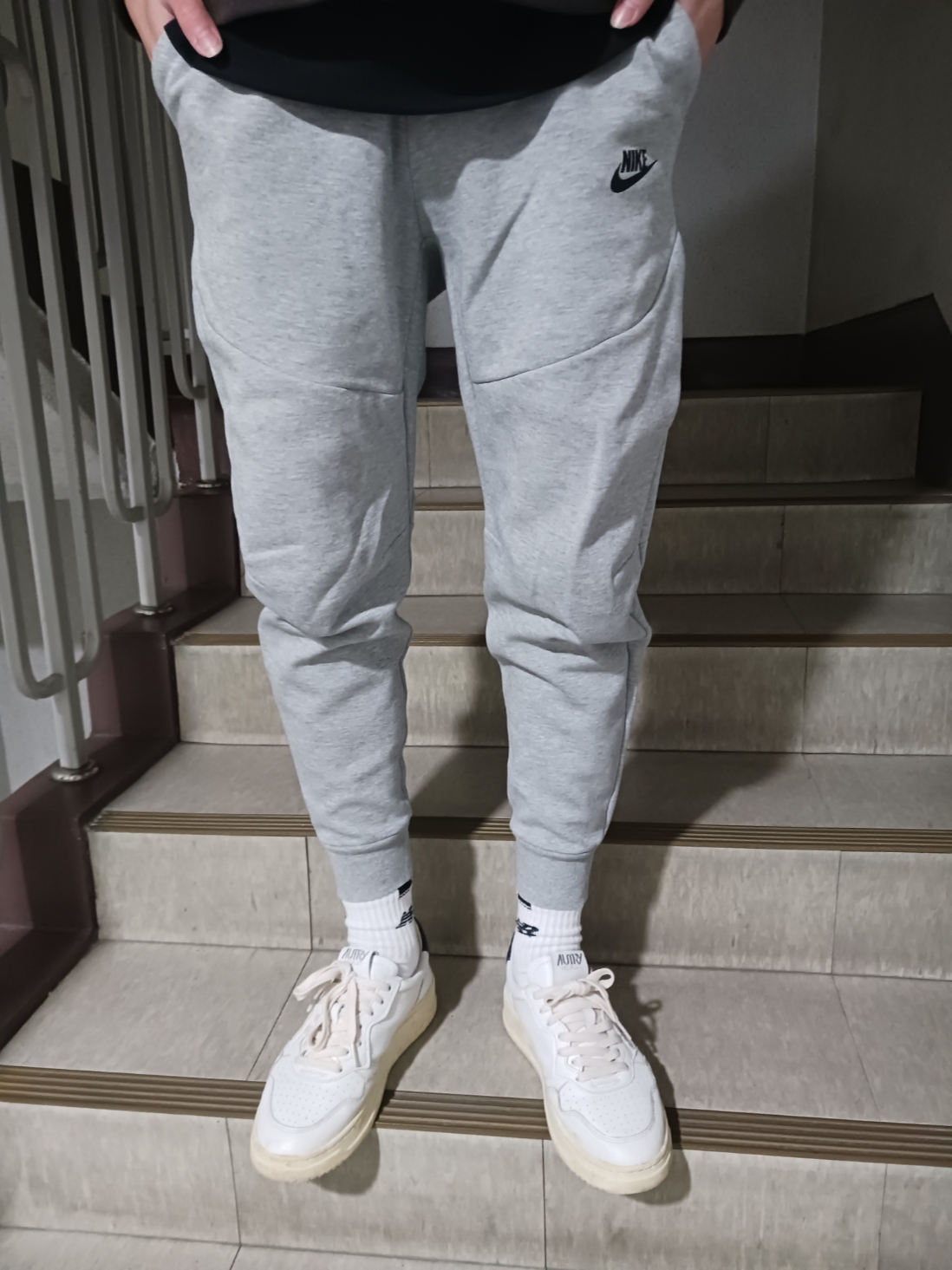 Autry Medalist Low Leather Sneakers White Black, Nike NSW Tech Fleece Jogger Dark Grey Heather - Asia 착용 스타일 - 1