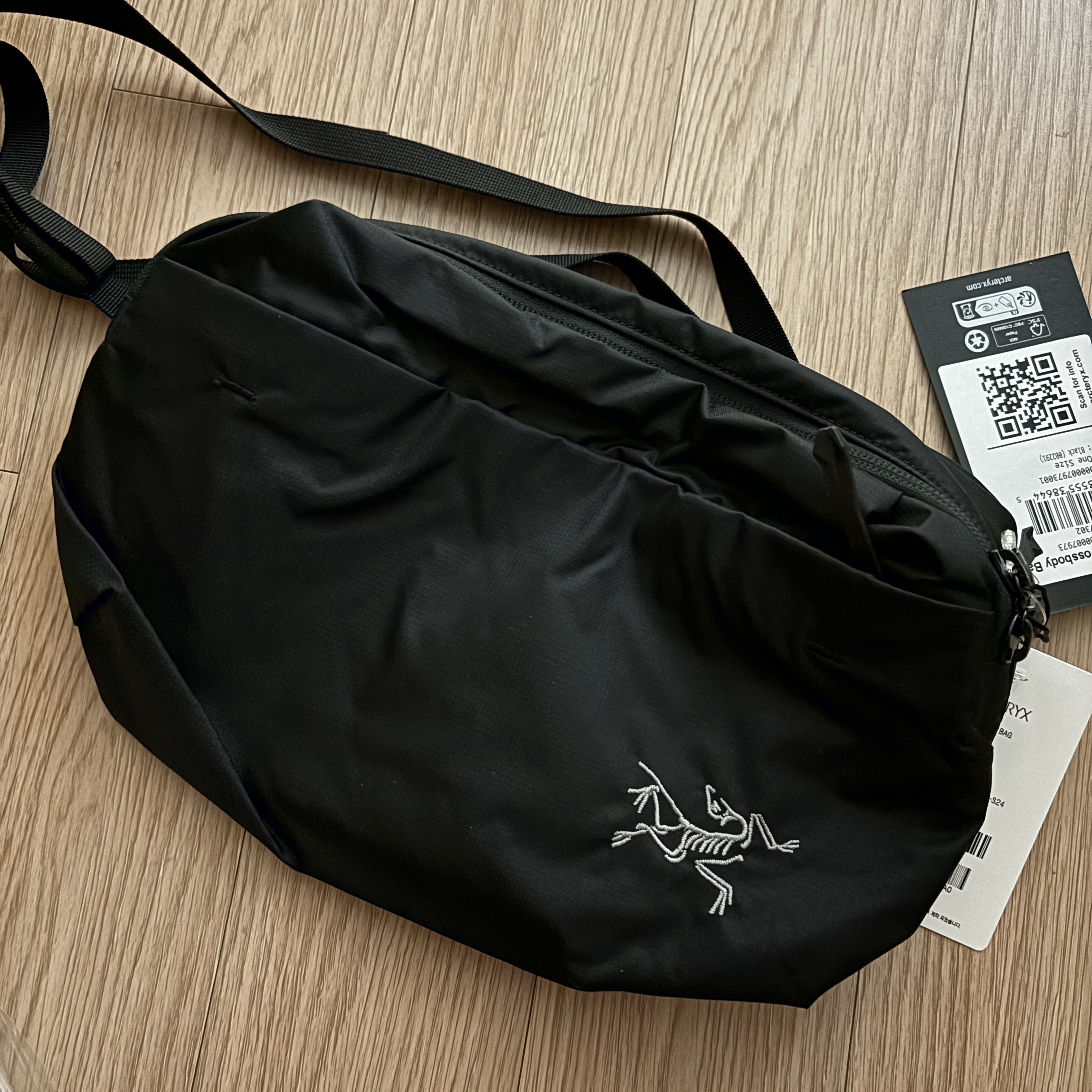 Arc'teryx Heliad 6 Crossbody Bag Black 착용 스타일