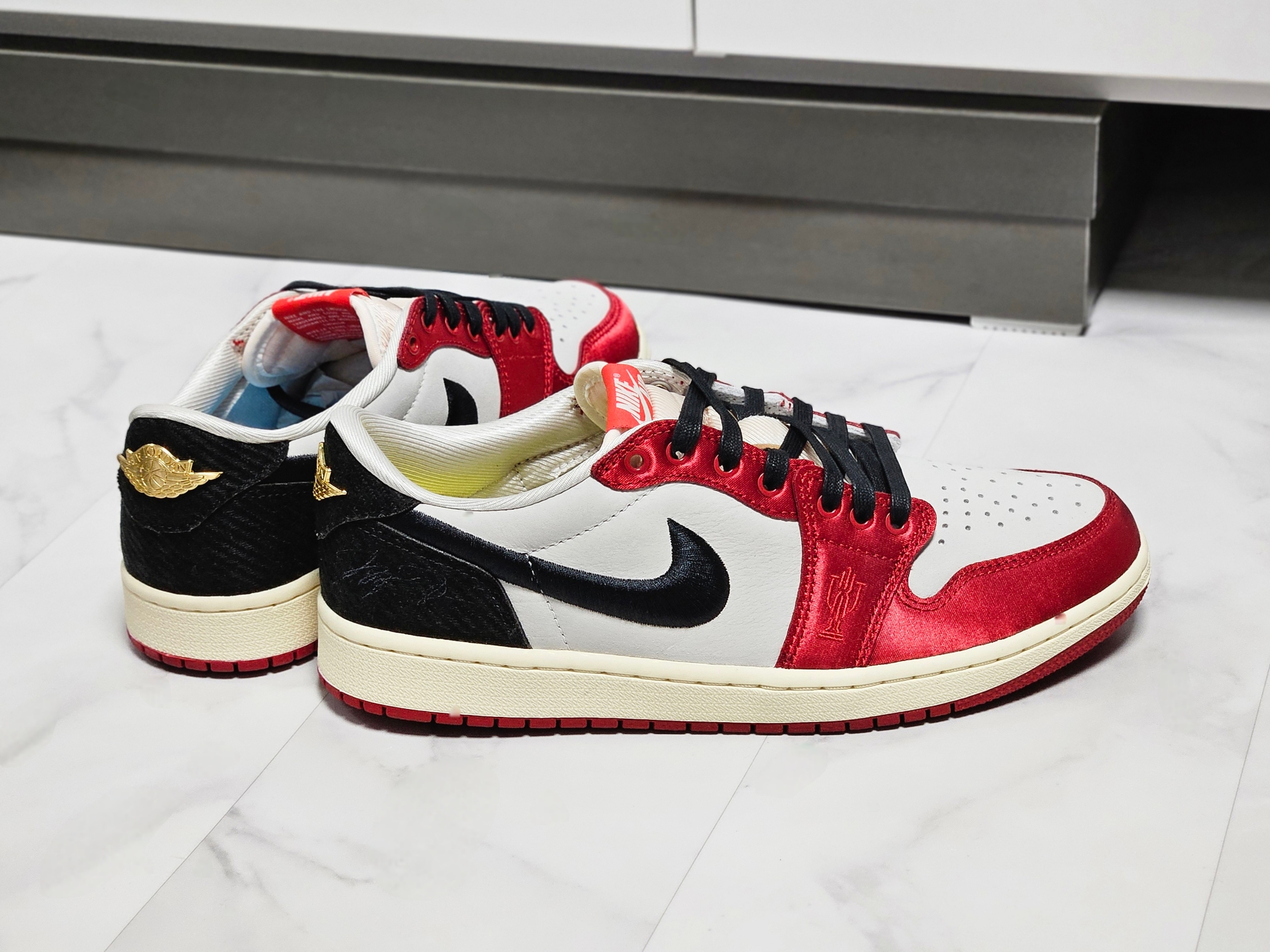 Jordan 1 x Trophy Room Retro Low OG SP Sail Varsity Red 착용 스타일 - 5