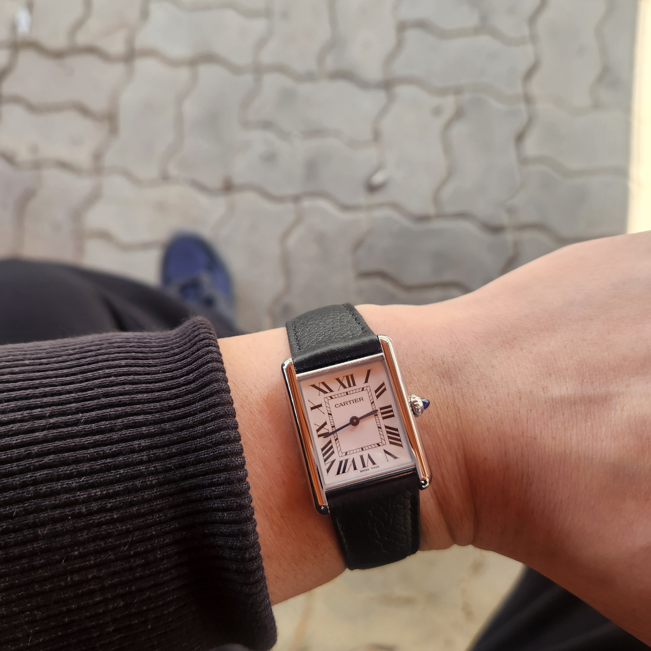 Cartier Tank Must Watch Large Quartz Steel Calfskin Black 착용 스타일