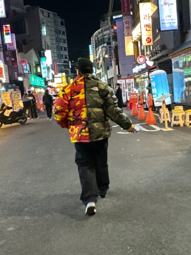 Supreme x The North Face Split Nuptse Jacket Camo - 24SS, Supreme Baggy Jean Black - 24SS 착용 스타일 - 2