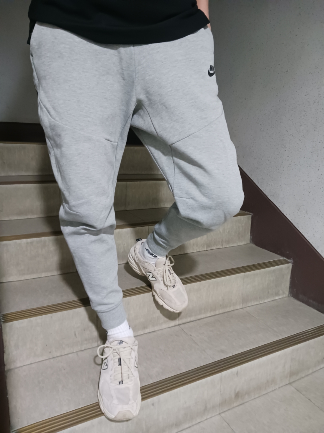 New Balance 530 Ivory, Nike NSW Tech Fleece Jogger Dark Grey Heather - Asia 착용 스타일 - 3