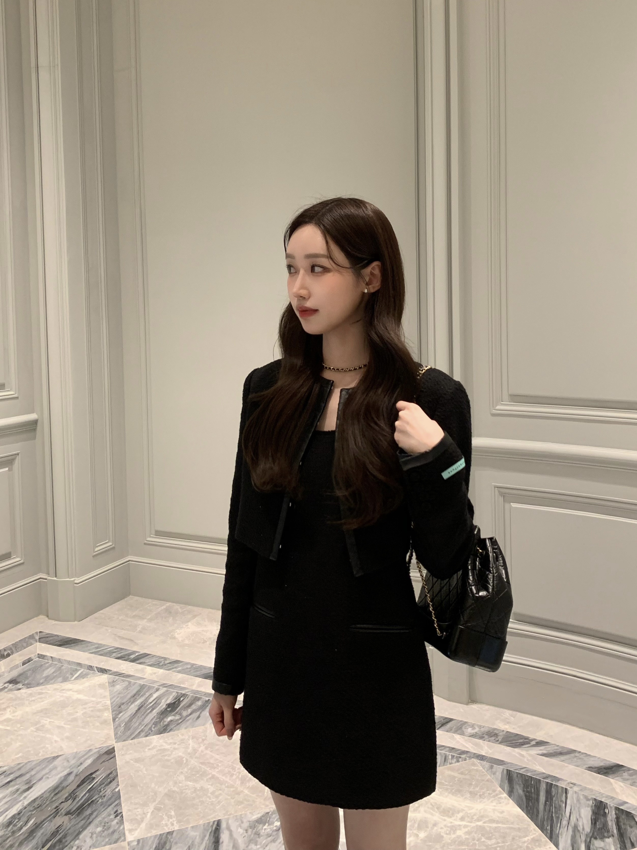 Chanel Small Gabrielle Backpack Aged Calfskin & Gold Silver Black 착용 스타일 - 2