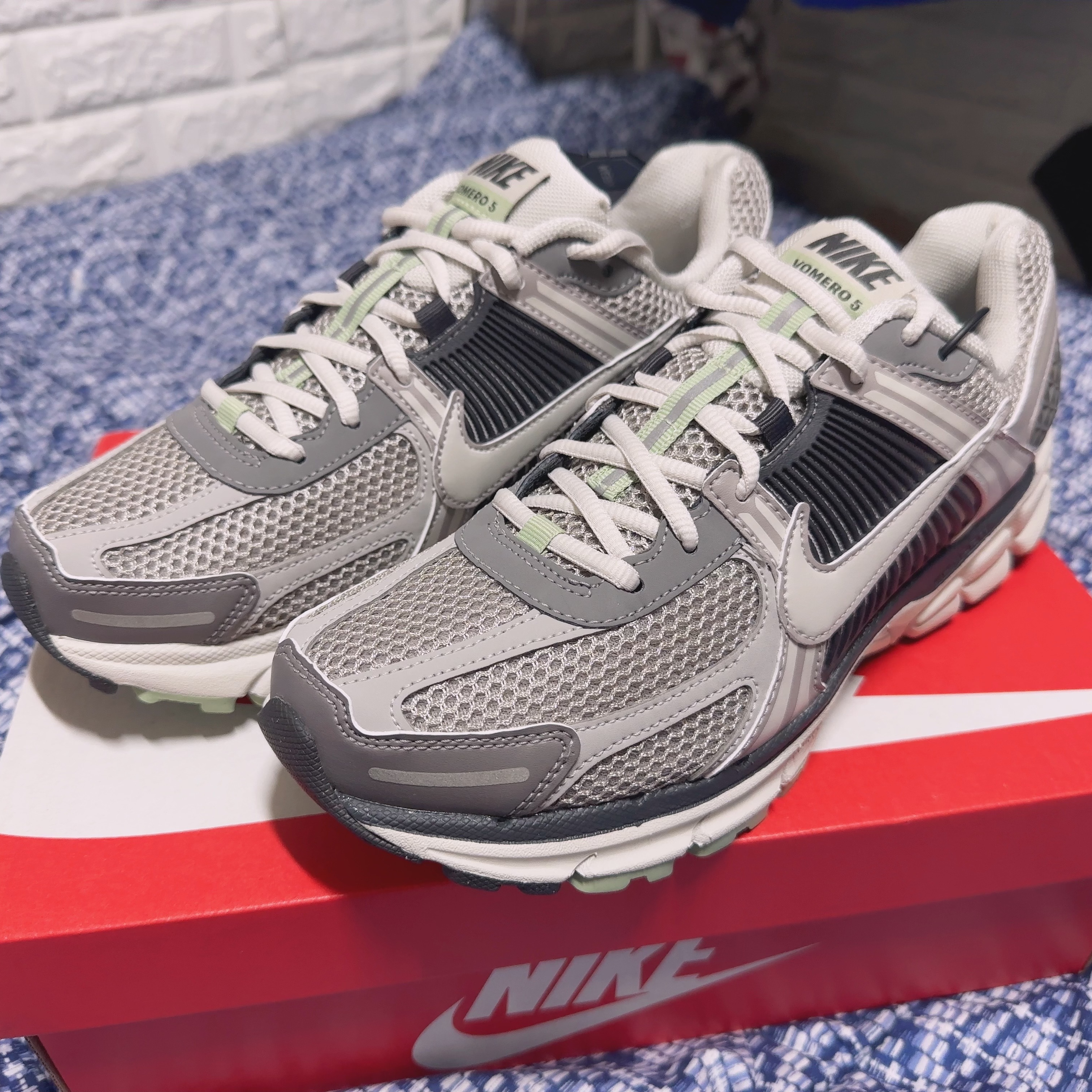 (W) Nike Zoom Vomero 5 Cobblestone and Flat Pewter 착용 스타일 - 1
